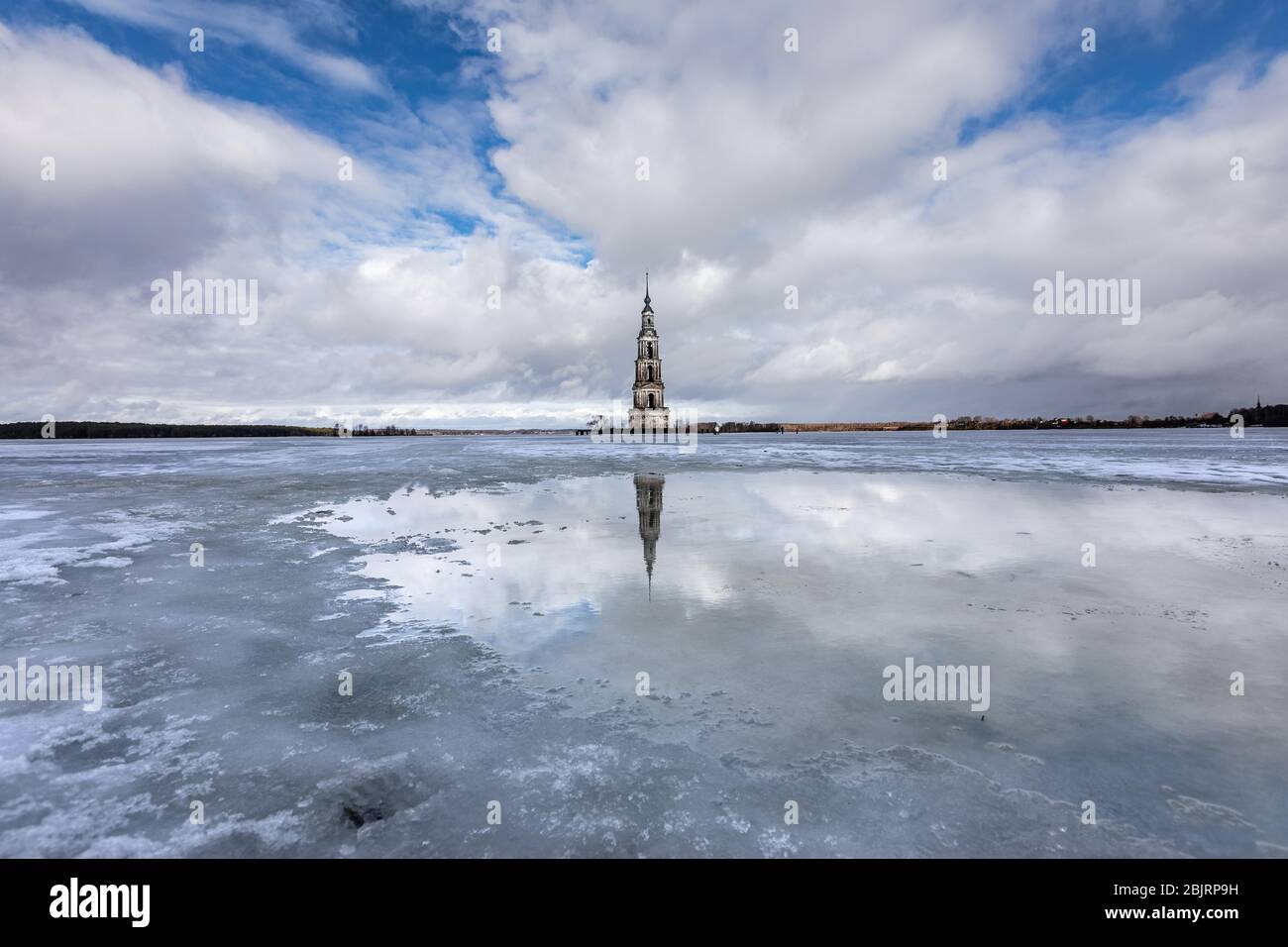Kalyazin ahogado campanario de invierno reflejo paisaje en el lago congelado Foto de stock