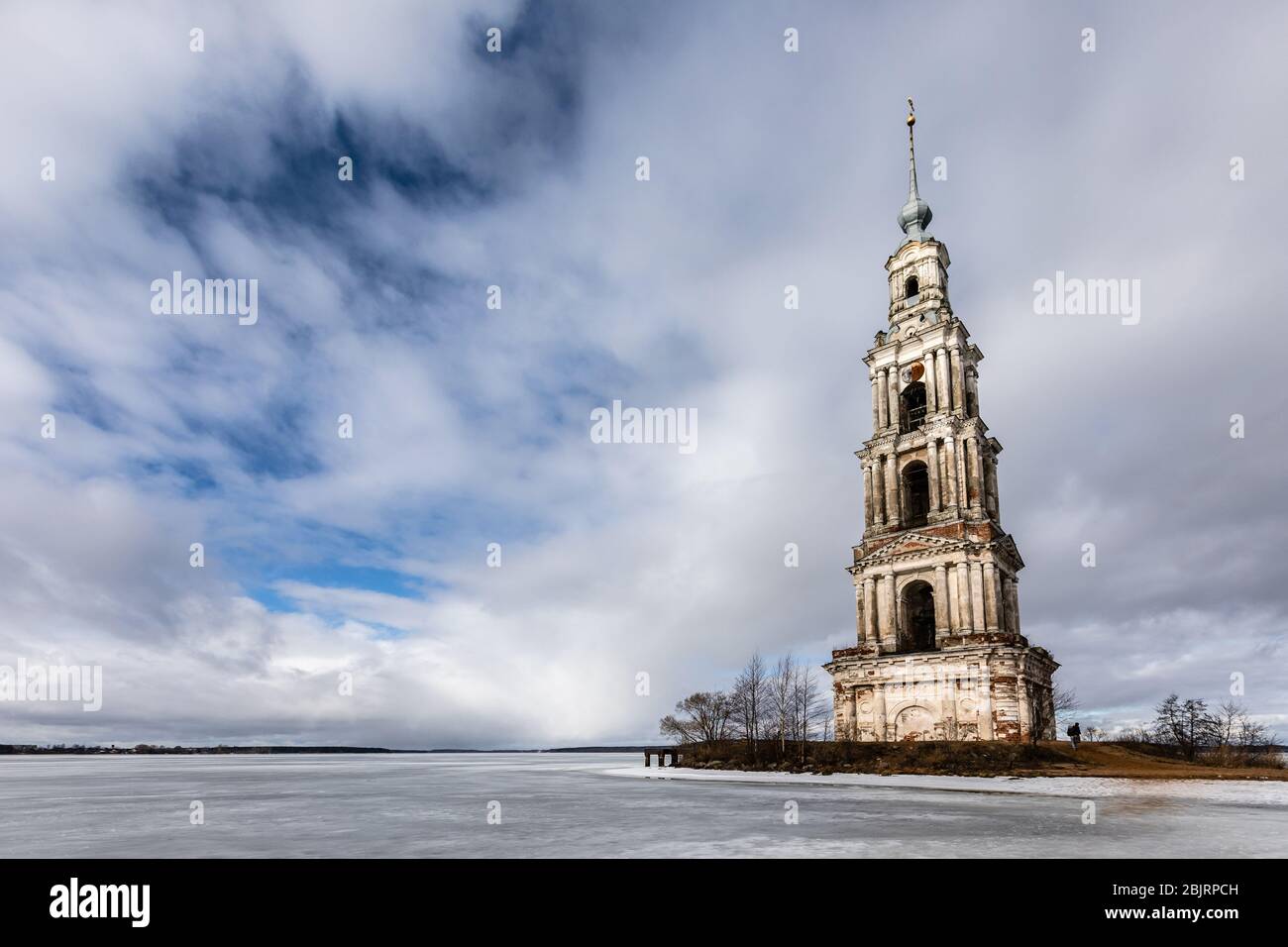 Kalyazin campanario primavera paisaje rusia Foto de stock