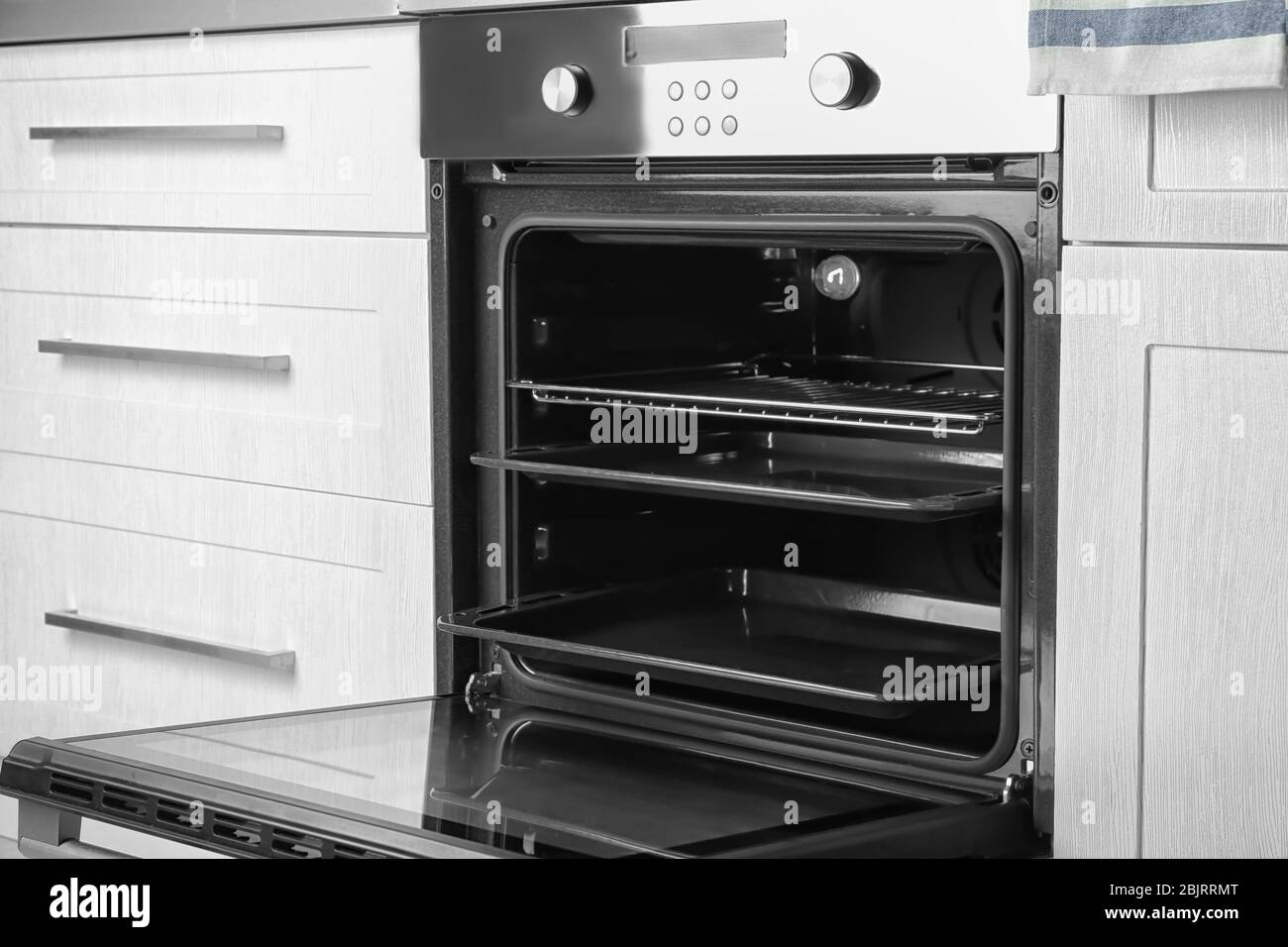 Nuevo horno eléctrico en la cocina Fotografía de stock - Alamy