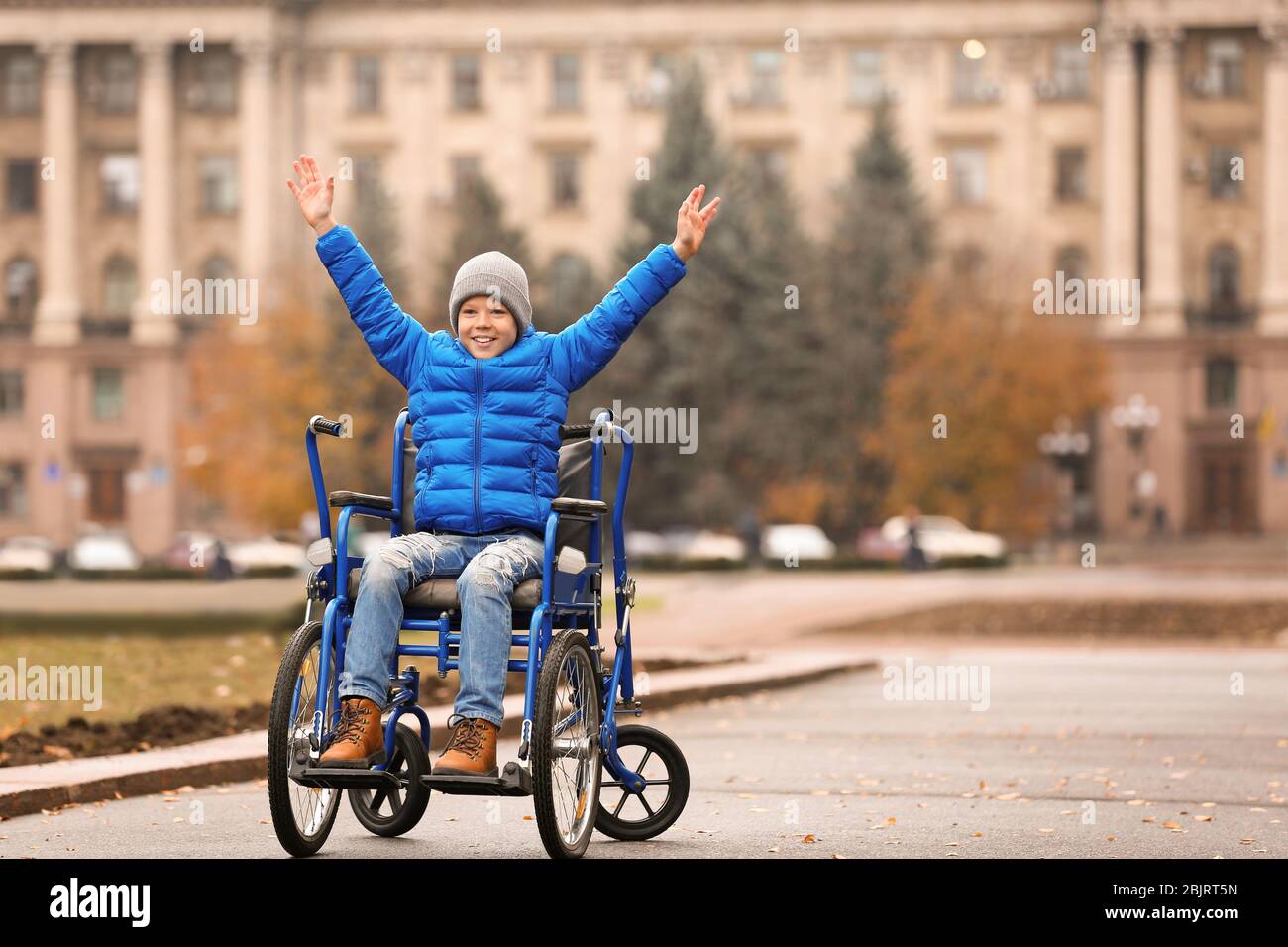 Niño feliz en silla de ruedas al aire libre el día de otoño Fotografía de  stock - Alamy