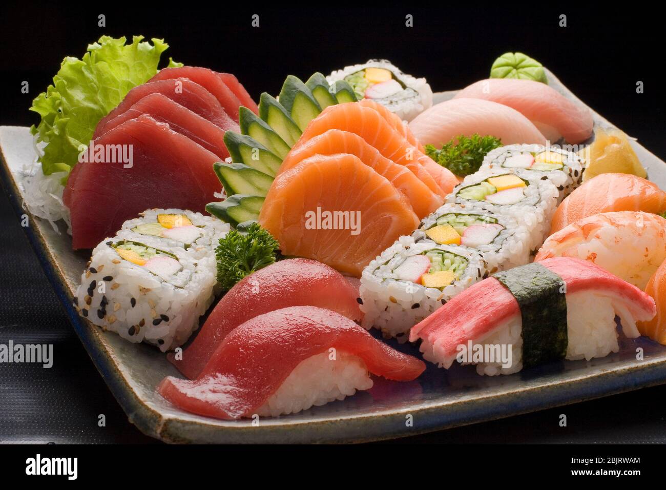 Comida típica japonesa en platos decorados y coloridos, Sushi y Sashimi  Fotografía de stock - Alamy