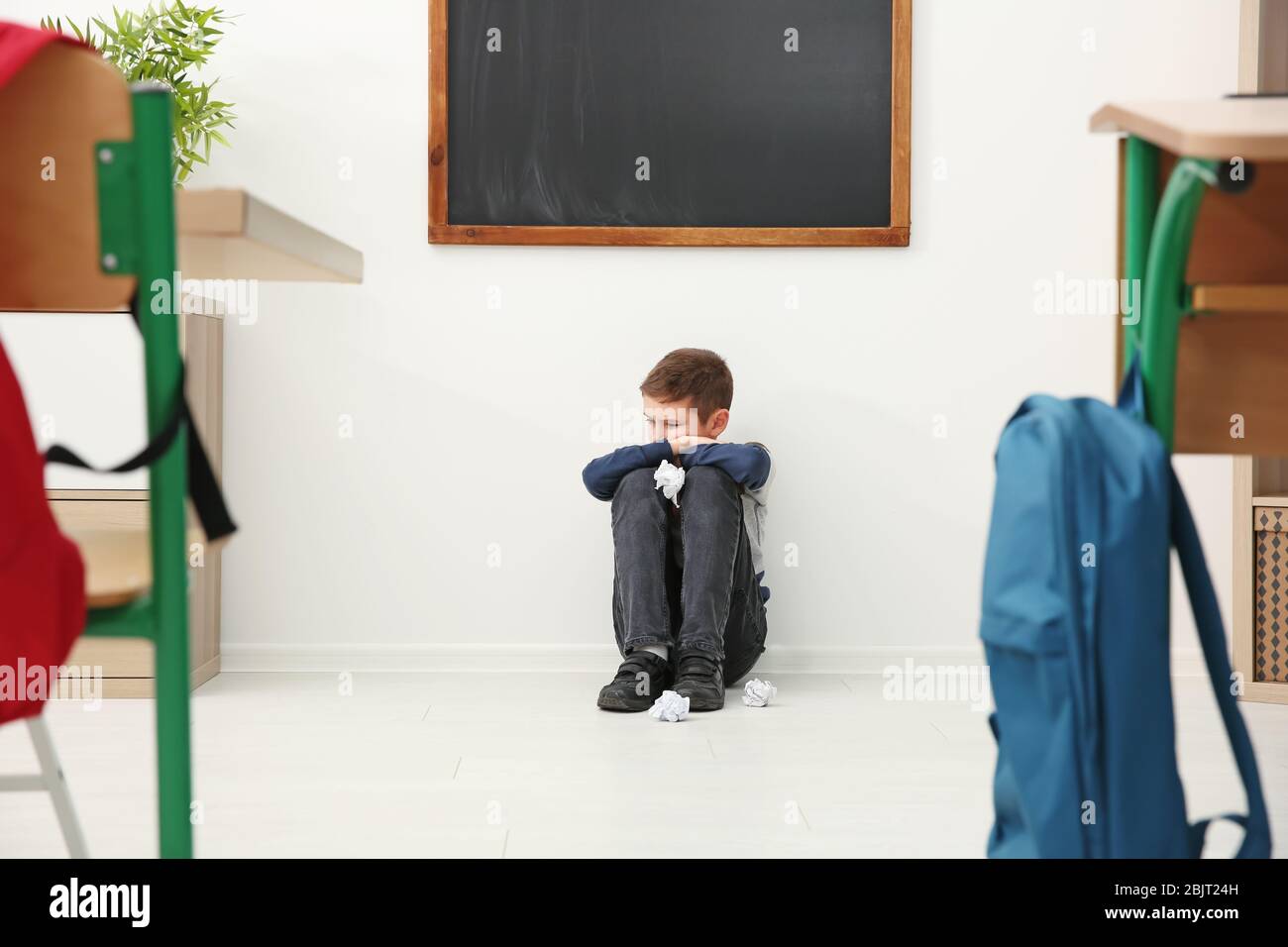niño sentándose en la silla de clase niño sentándose en la silla de clase