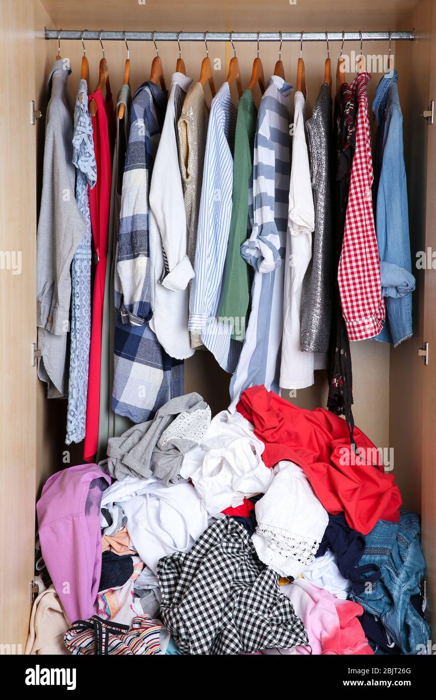 Armario con ropa sucia, cierre Fotografía de stock - Alamy