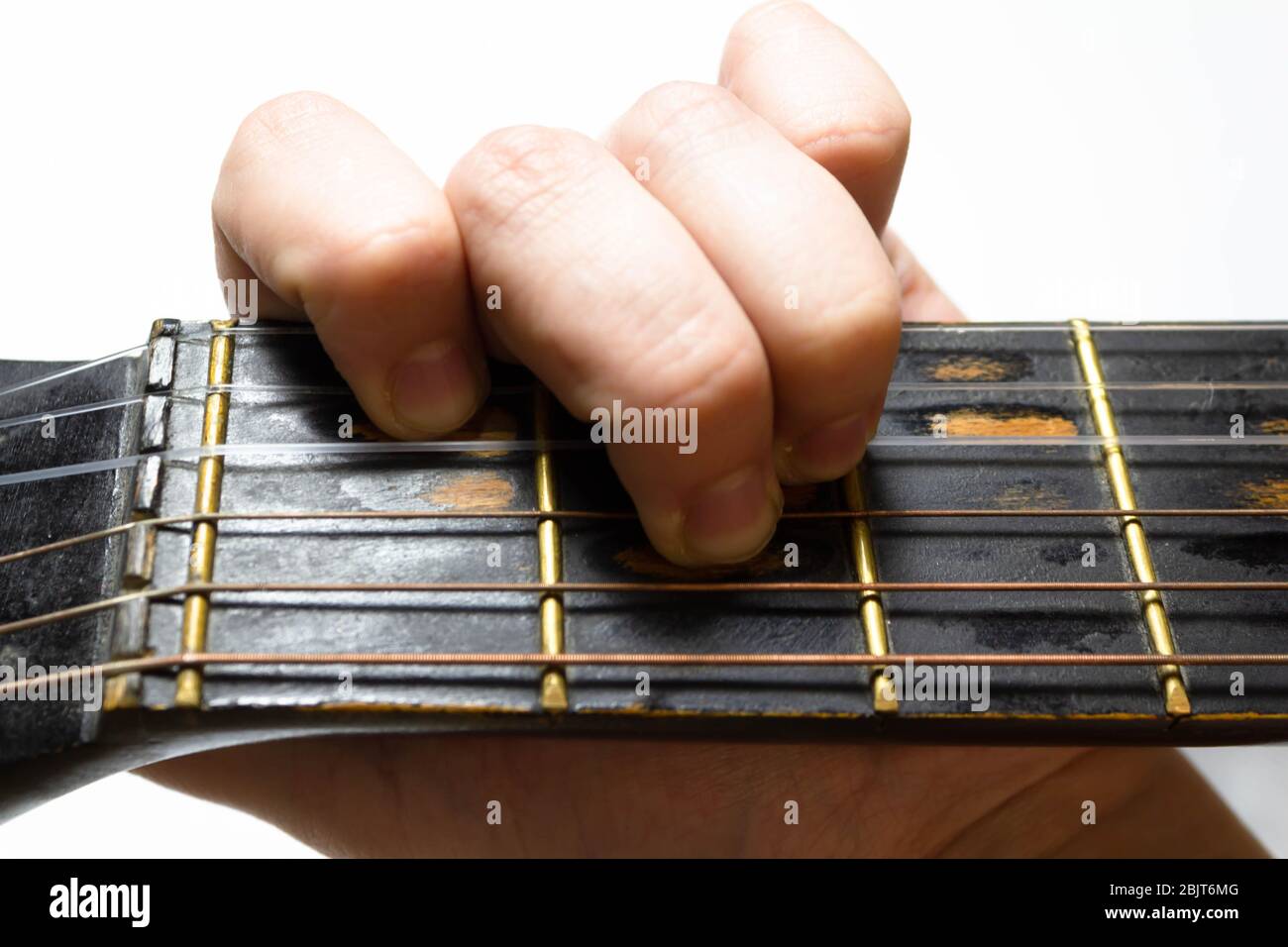 el dedo acordes guitarra acústica sobre fondo blanco Fotografía de stock -  Alamy