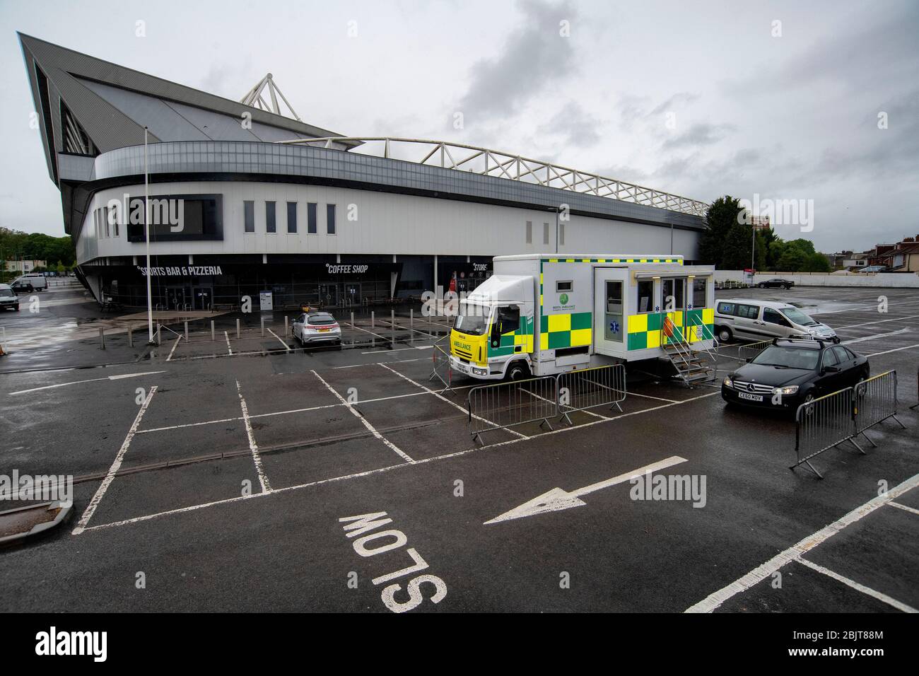 La estación móvil de pruebas de coronavirus de trabajadores clave en el estadio Ashton Gate en Bristol. Foto de stock