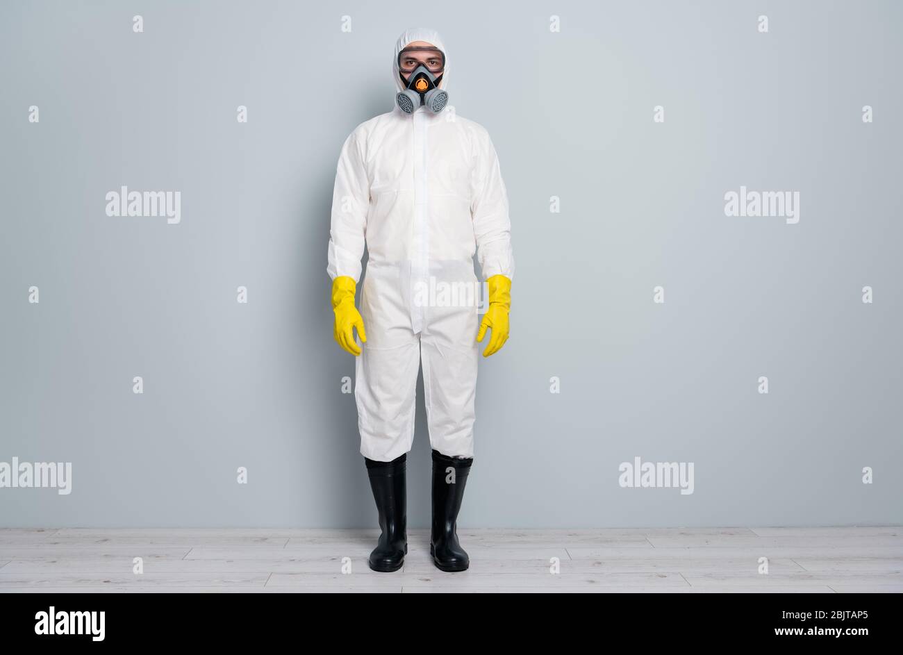 Foto completa de un hombre profesional desinfectante reloj público lugares  limpios desinfección ropa blanca traje protector gafas máscara guantes  Fotografía de stock - Alamy