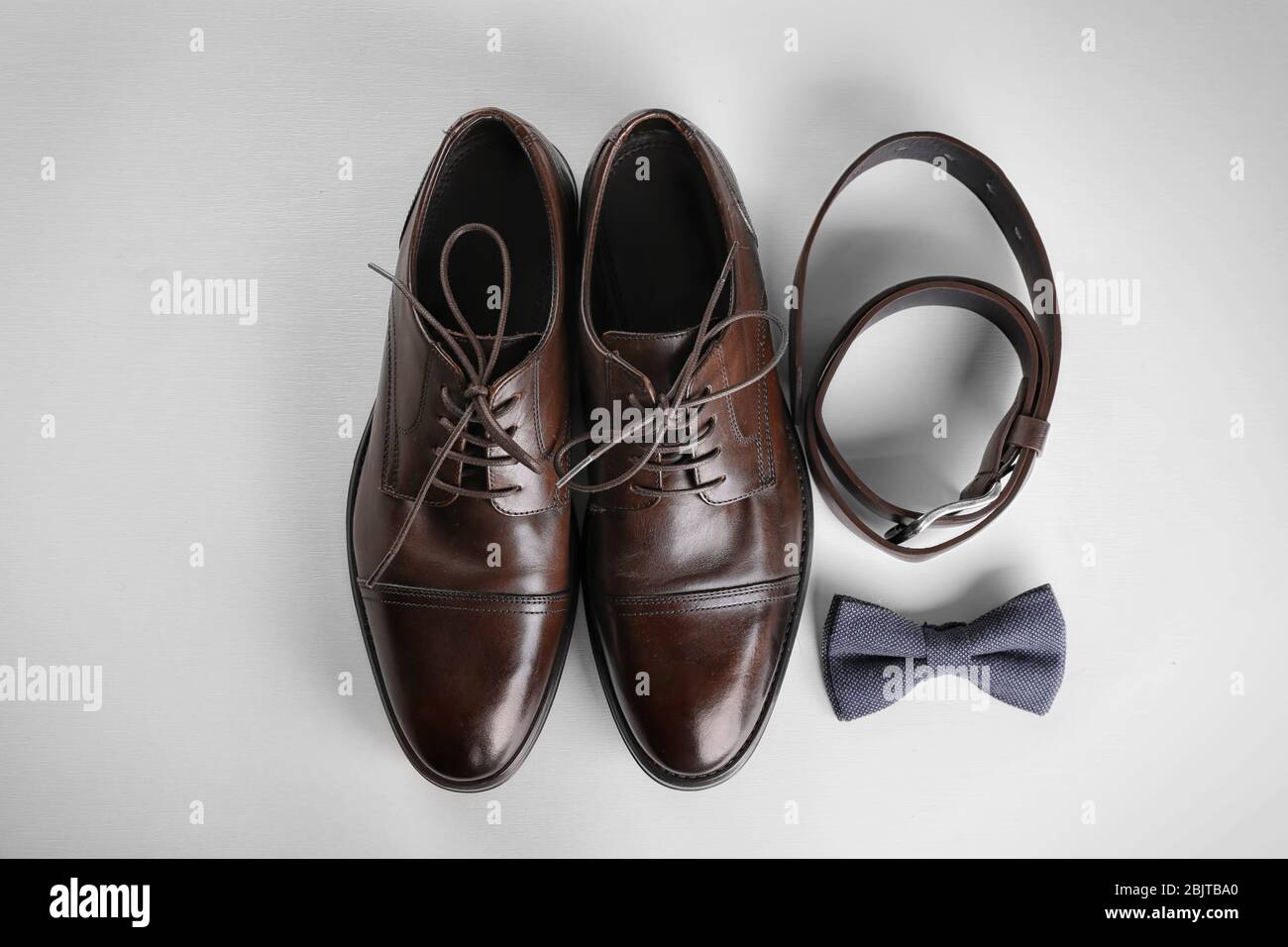Composición con elegantes zapatos de piel para hombre sobre fondo claro  Fotografía de stock - Alamy