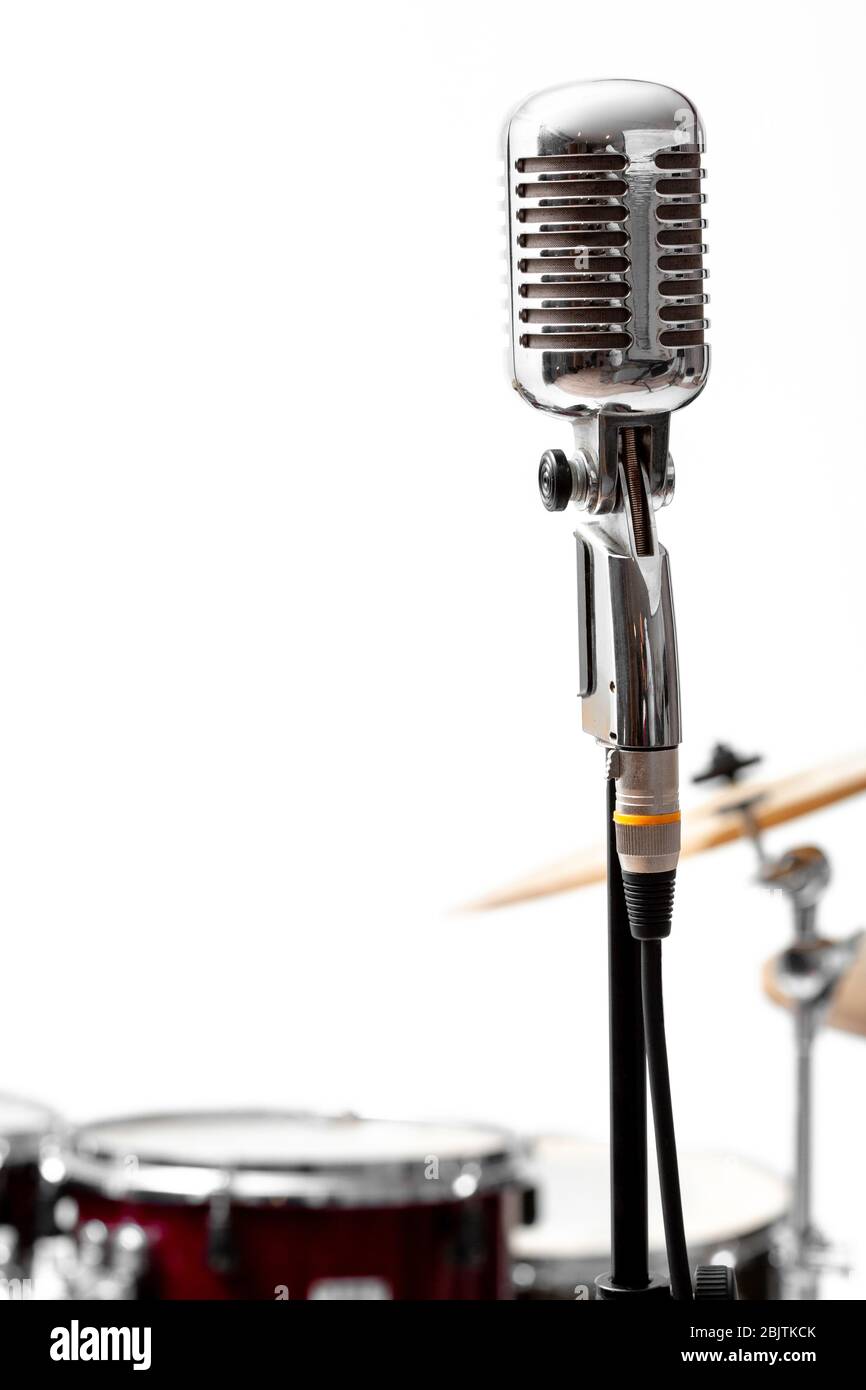 El micrófono y el instrumento musical. Micrófono en un estudio de grabación  con el tambor en el fondo Fotografía de stock - Alamy