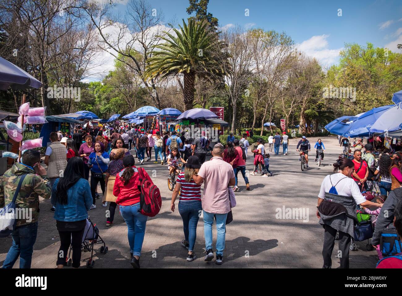 Multitudes en el Parque Chapultepec un fin de semana, Ciudad de México, México Foto de stock