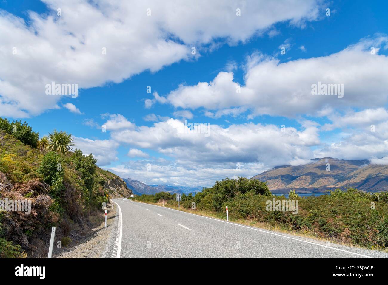 Makarora-Lago Hawea carretera junto al Lago Wanaka, Lagos del Sur, Otago, Nueva Zelanda Foto de stock