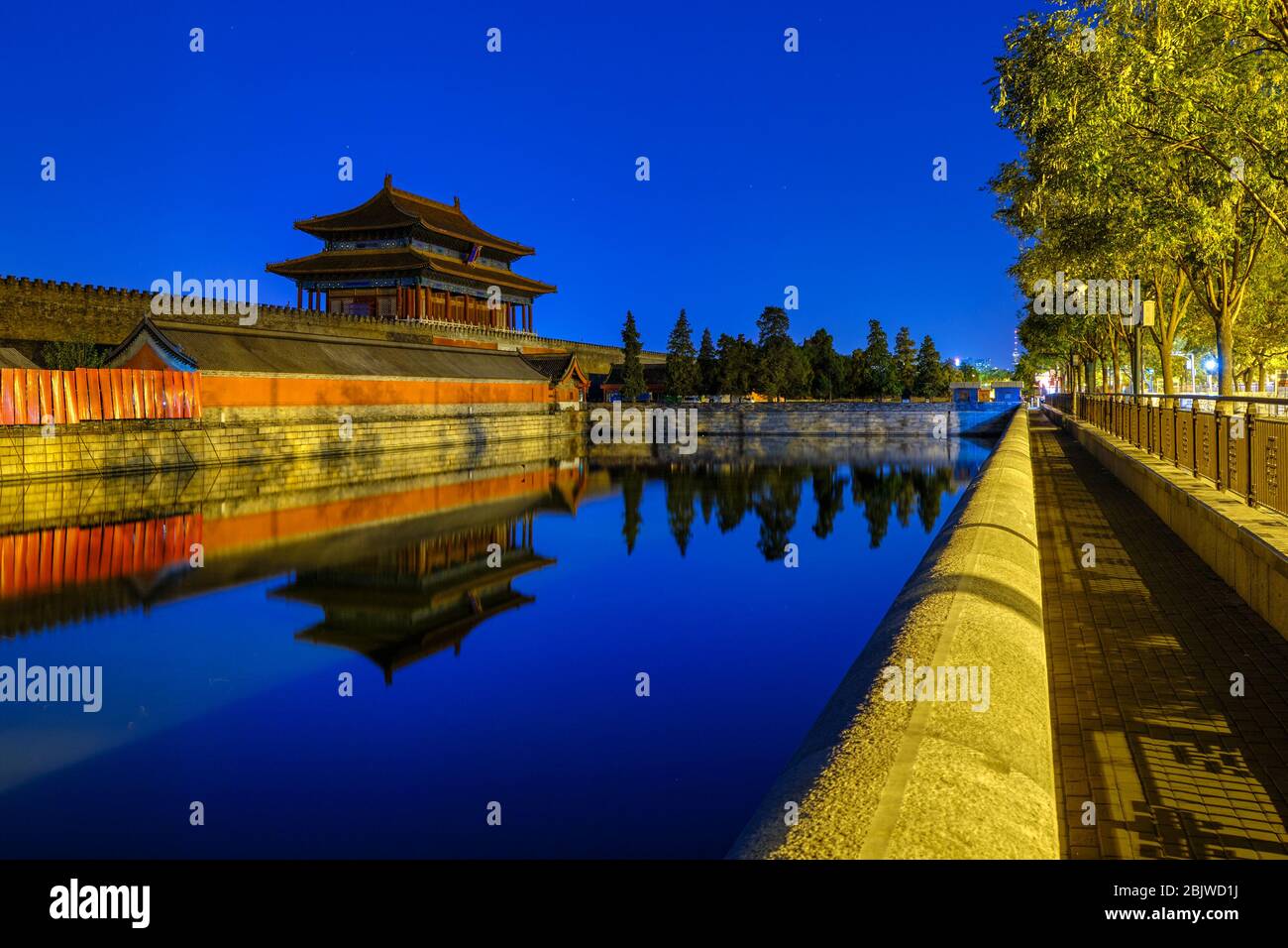 La Puerta de la Divina fuerza, puerta de salida norte del Museo del Palacio de la Ciudad Prohibida, que se refleja en el foso acuático en Beijing, China Foto de stock