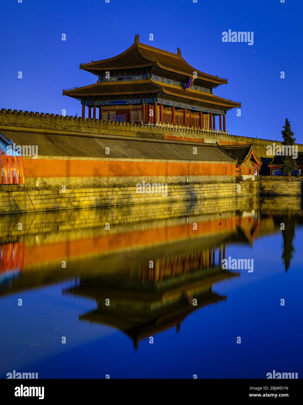 La Puerta de la Divina fuerza, puerta de salida norte del Museo del Palacio de la Ciudad Prohibida, que se refleja en el foso acuático en Beijing, China Foto de stock
