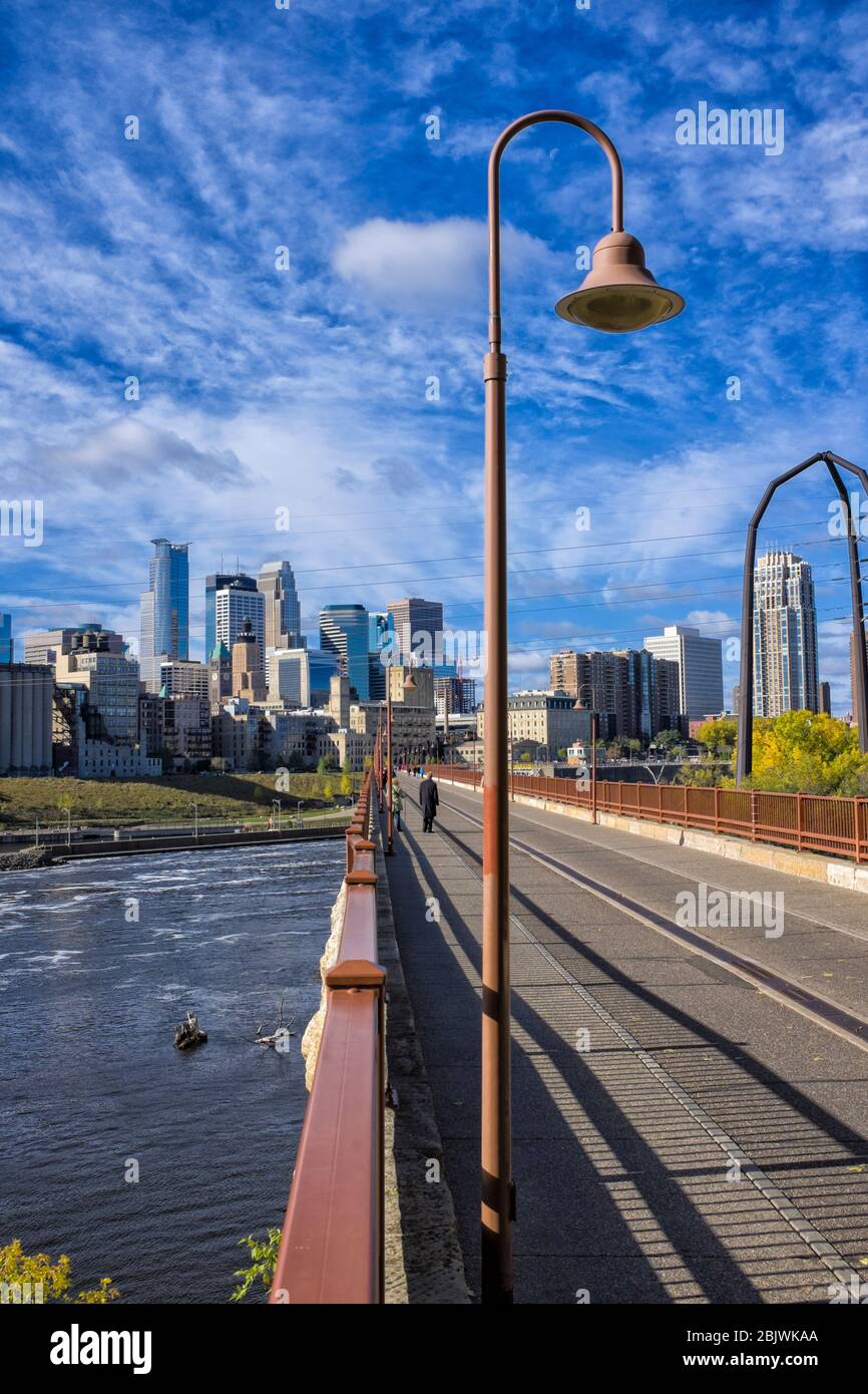 Puente Stone Arch y el río Mississippi y el horizonte de Minneapolis, Minnesota. Foto de stock