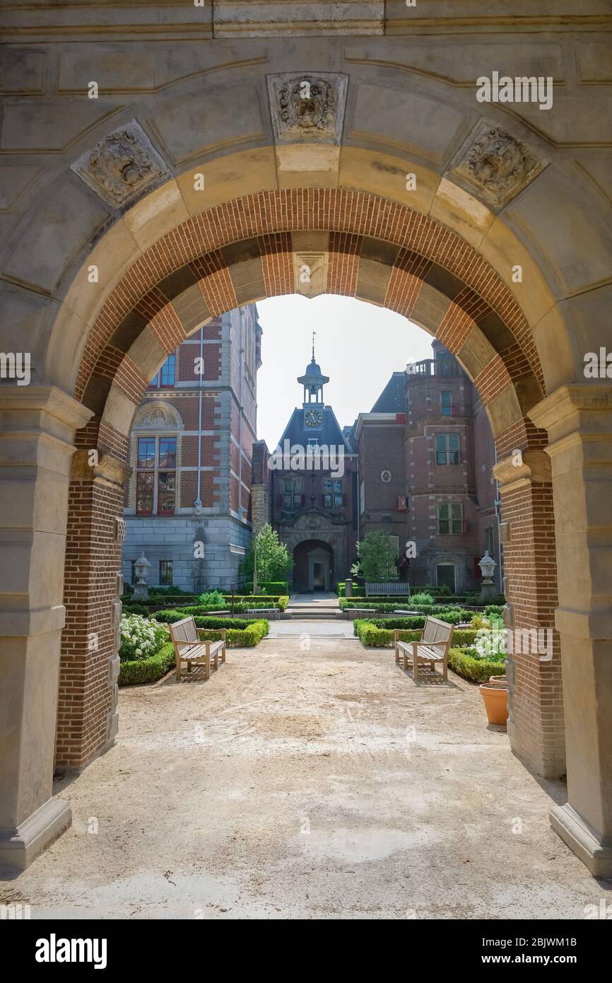 Amsterdam Holanda Abril 2020, casi vacía Amsterdam Rijksmuseum plaza durante la corona covid 19 brote de virus en Europa con tulipanes de primavera en Foto de stock