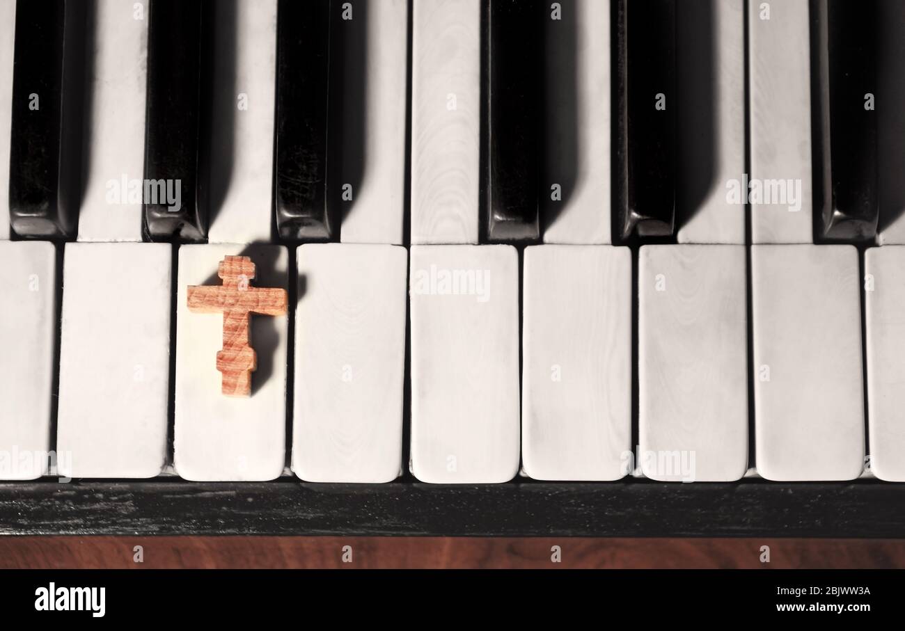 Cruz de madera en teclas de piano, vista superior Fotografía de stock -  Alamy