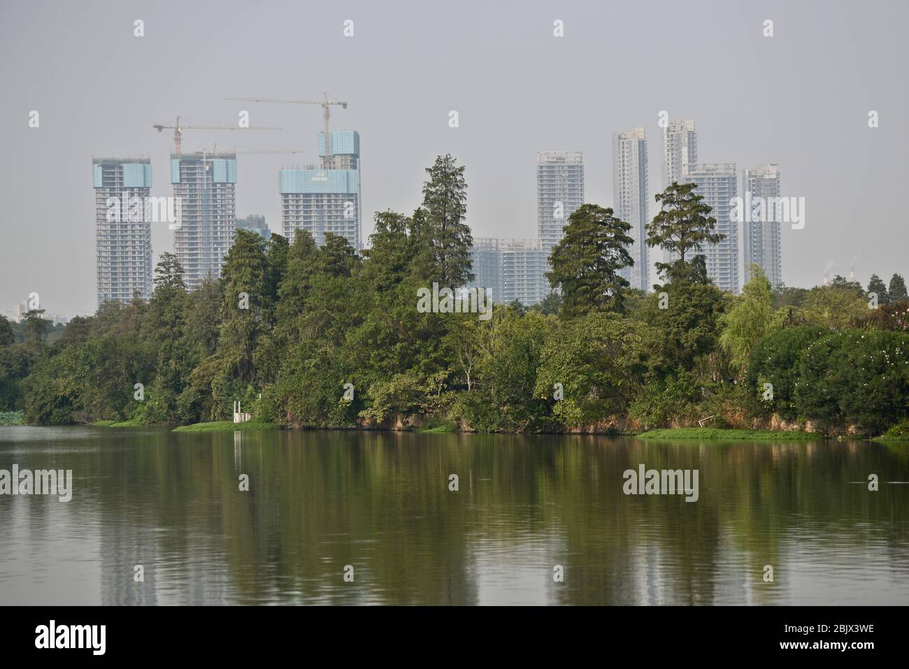 Horizonte de Wuhan desde el Lago este, con niebla y niebla debido a la contaminación. China Foto de stock