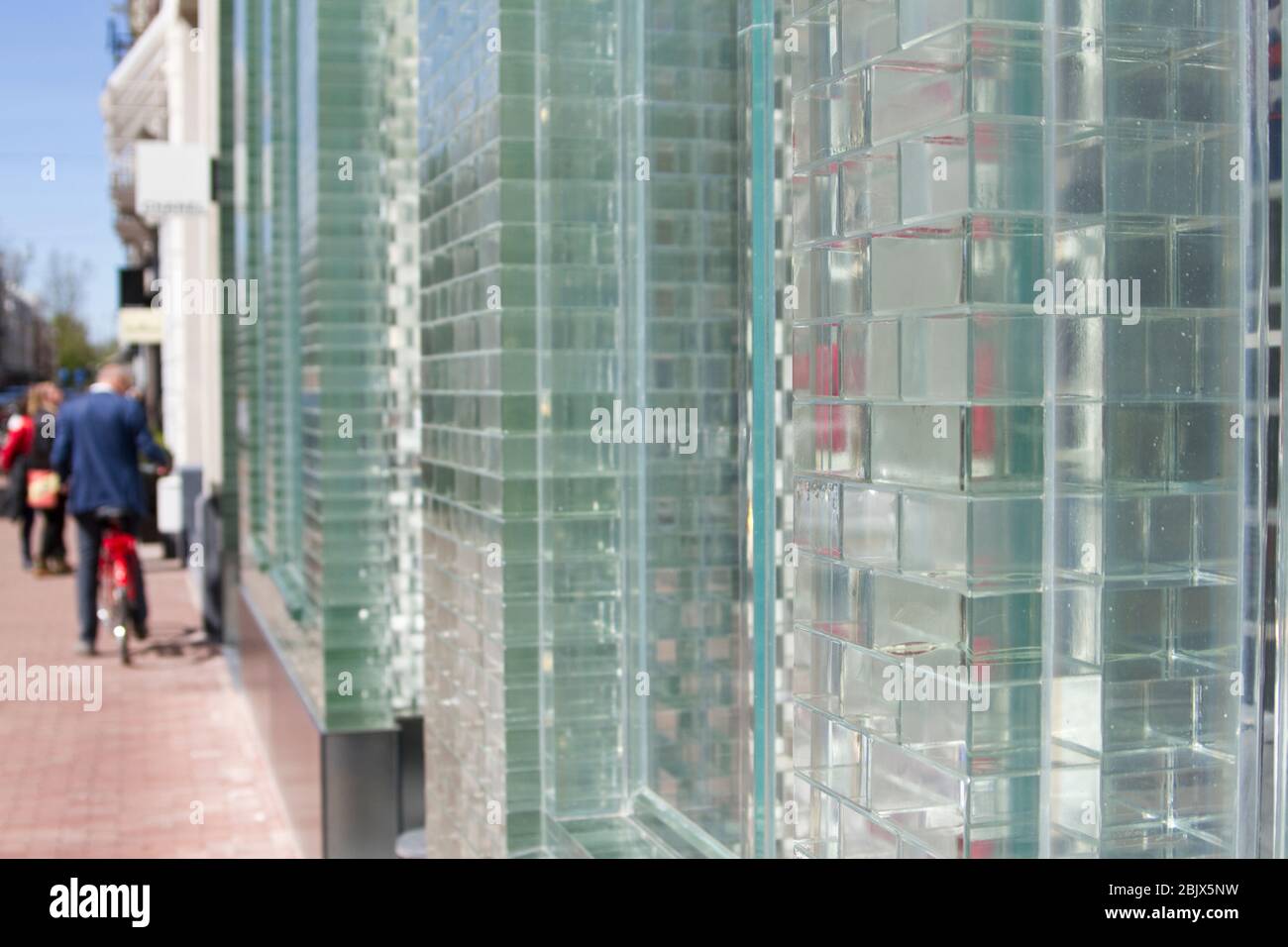 Tienda Chanel en Amsterdam, detalles de la fachada de vidrio; proyecto de  MVRDV Fotografía de stock - Alamy