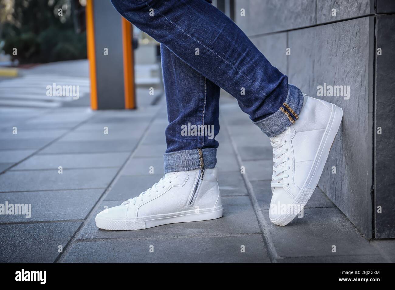 Hombre elegante con zapatos blancos en la calle de la ciudad Fotografía de  stock - Alamy