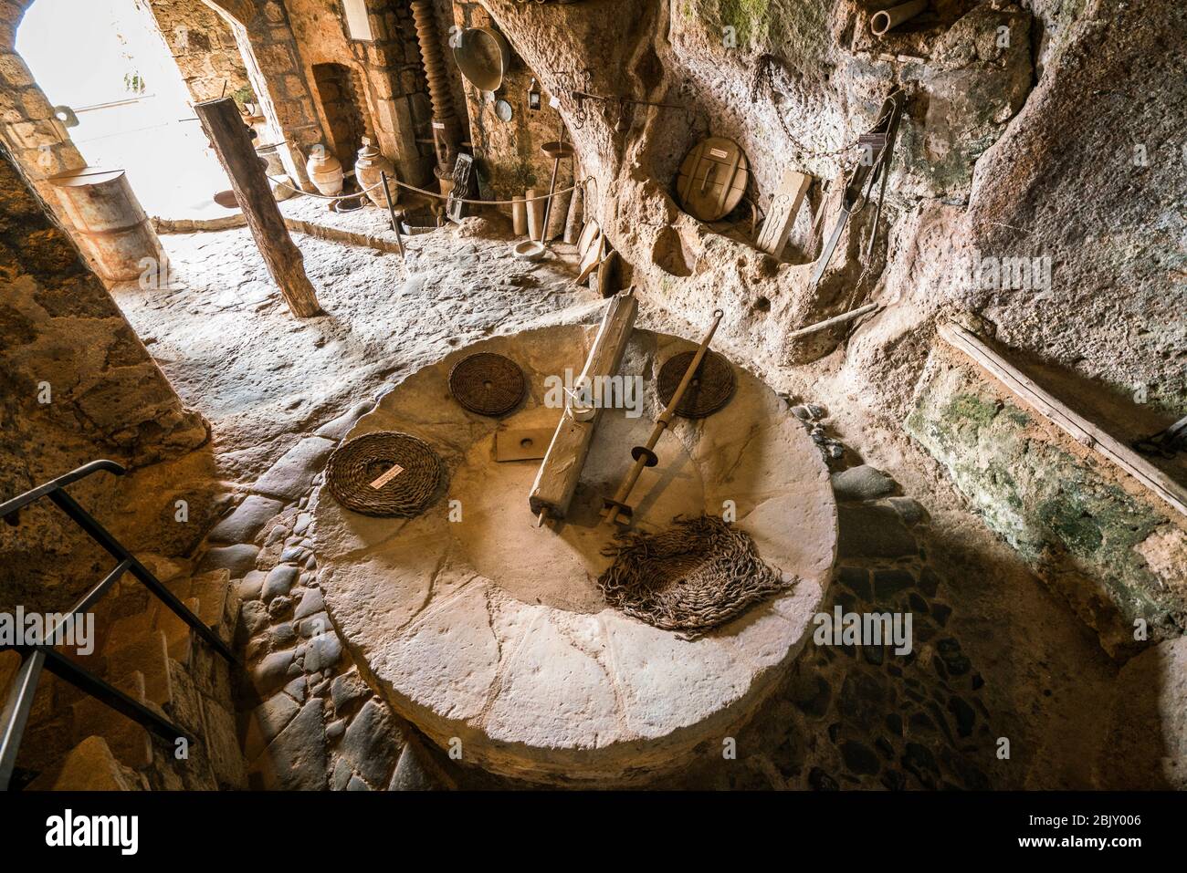 Bodega y prensa de aceite de oliva dentro de la Cueva de Saint Bonaventure en Cività di Bagnoregio, Civita Bagno, un antiguo pueblo etrusco en la cima de la colina perche Foto de stock