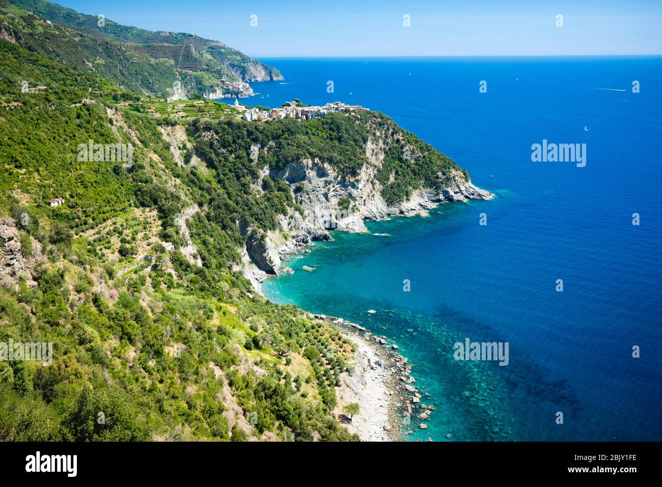Vista aérea de Corneglia pueblo de la famosa ruta de senderismo una hora a pie al norte del pueblo hacia Vernazza, Cinque Terre, Italia, Europa Foto de stock