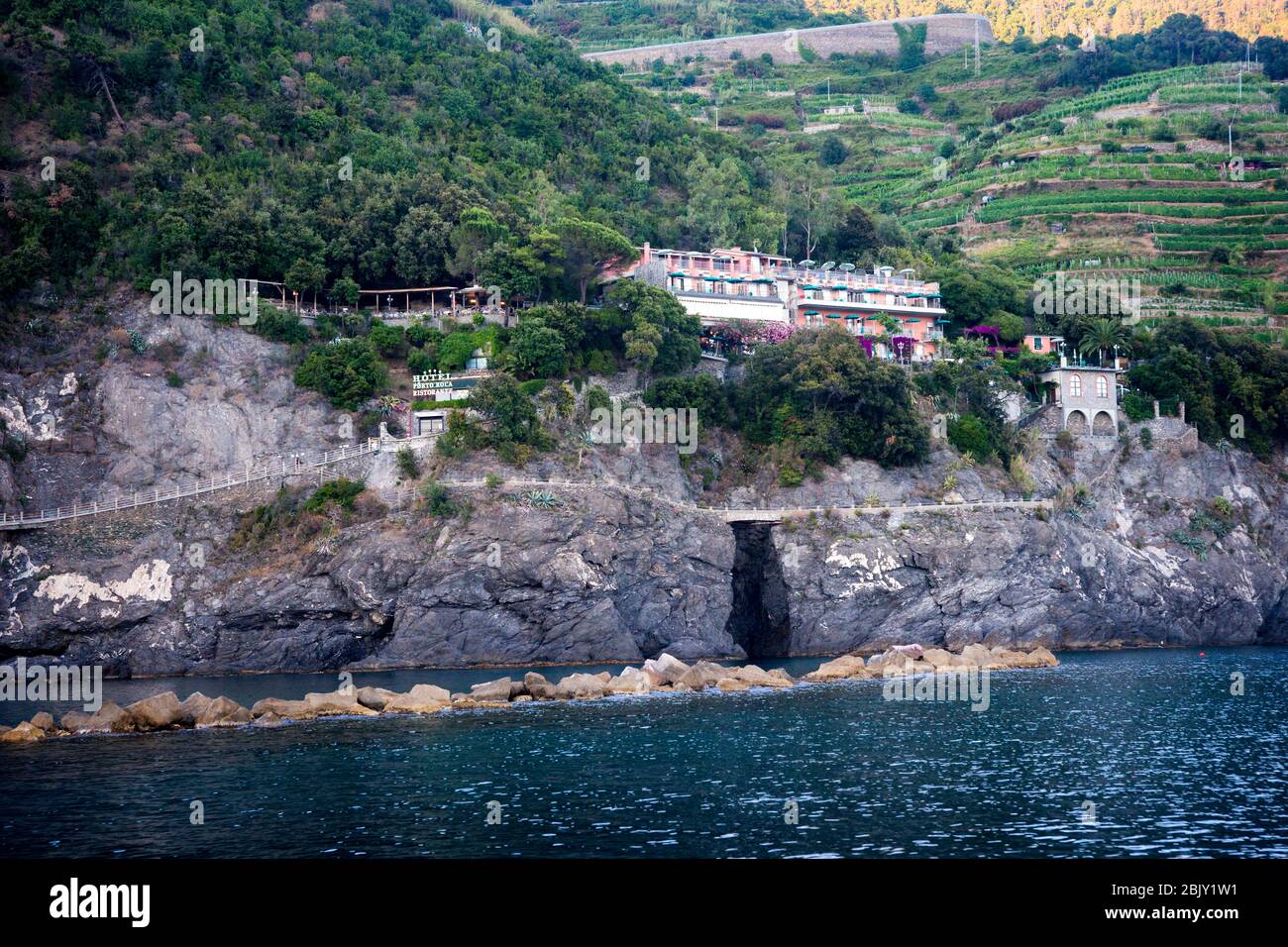 Sección cerrada en la famosa caminata costera debido a un puente dañado y pandeo en el borde de Monterosso, Cinque Terre; Italia; Europa Foto de stock