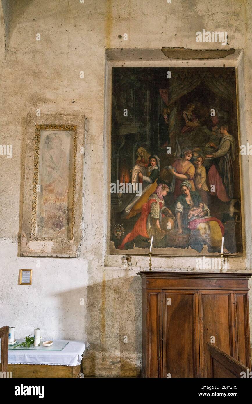 Pinturas descoloridas dentro de la iglesia del siglo VIII de San Donato en Cività di Bagnoregio, Civita Bagno, un antiguo pueblo etrusco de altura encaramado en la cima de V. Foto de stock