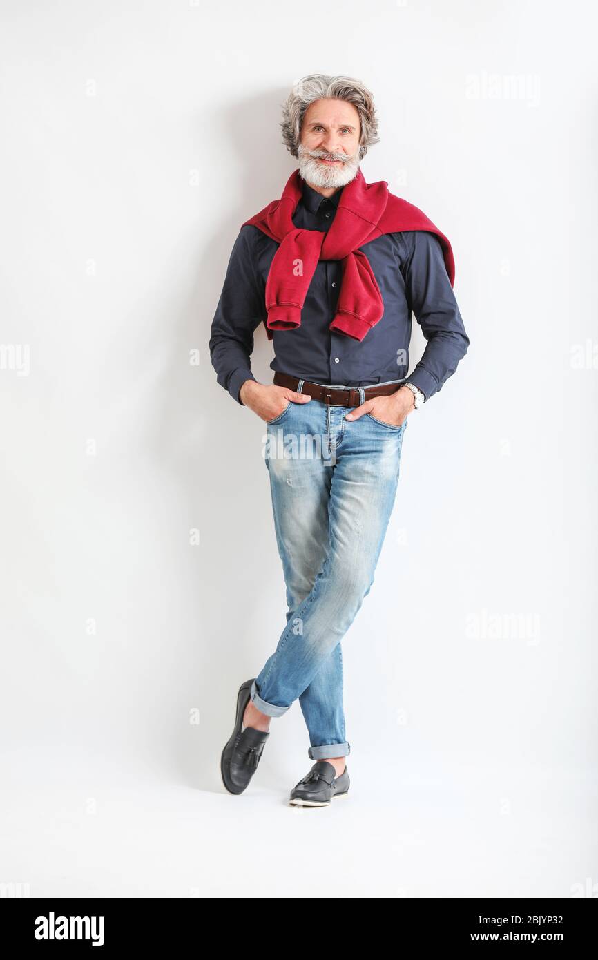 Moda Hombre senior sobre fondo claro Fotografía de stock - Alamy