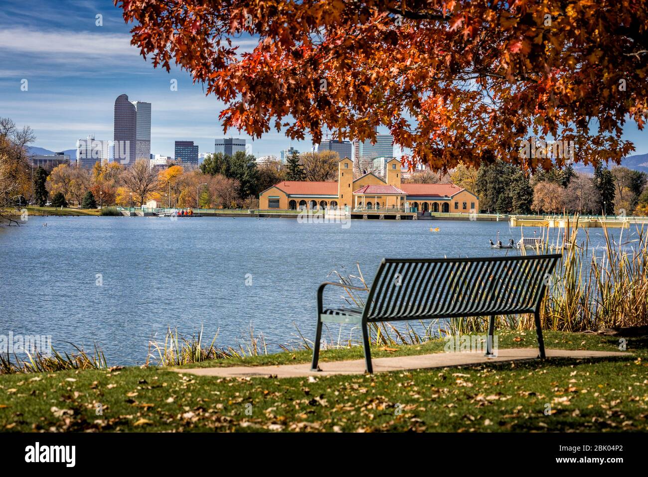 Un banco vacío en la orilla del lago en el Denver City Park en Denver, Colorado, Estados Unidos. Foto de stock