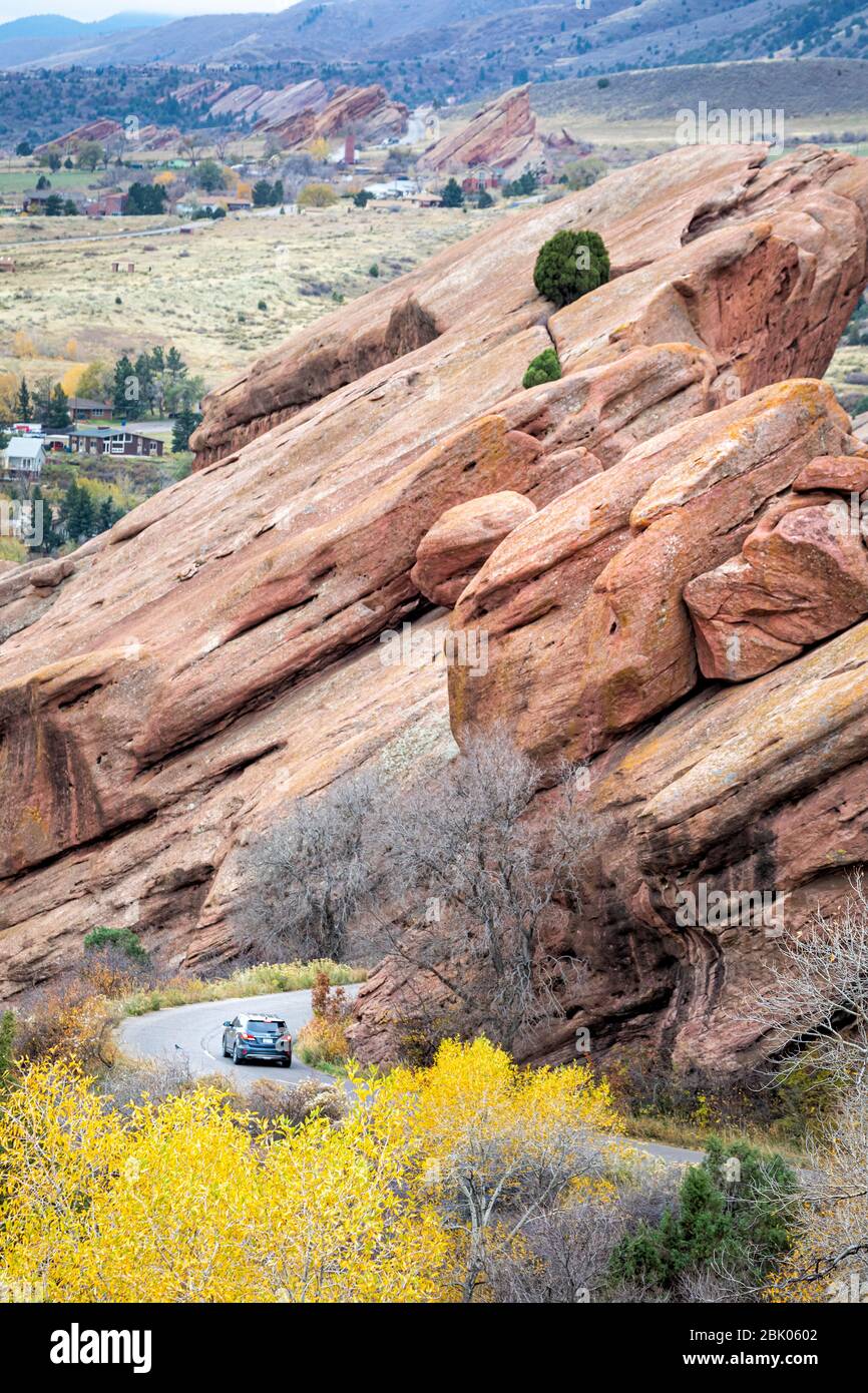 Tiro de otoño de un coche que sale del anfiteatro Red Rocks justo a las afueras de Denver, Colorado, Estados Unidos. Foto de stock