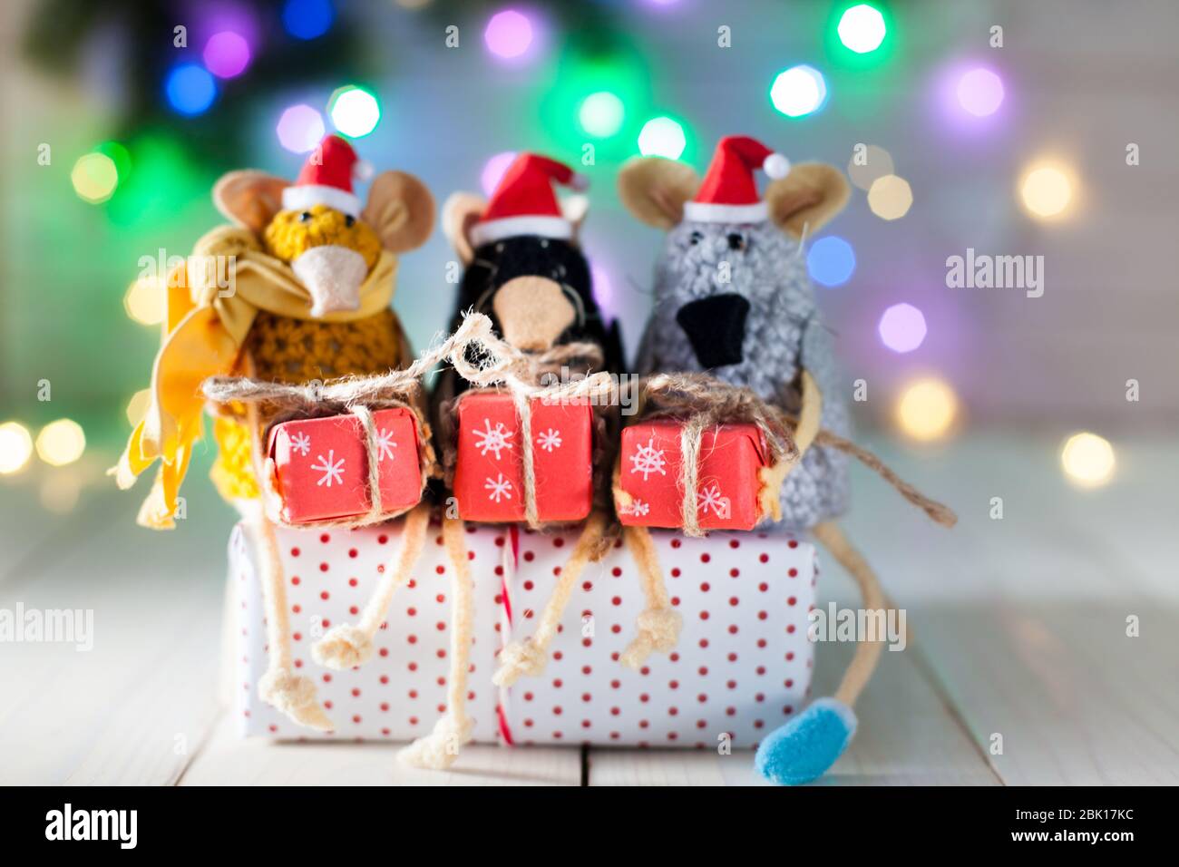 Ratas tejidas de hilo en gorras de Navidad. Cajas de regalo, ramas de abeto y guirnalda de Navidad Fotografía de stock - Alamy Ratas tejidas de hilo en gorras de Navidad. Cajas de regalo, ramas de abeto y guirnalda de Navidad Fotografía de stock - Alamy