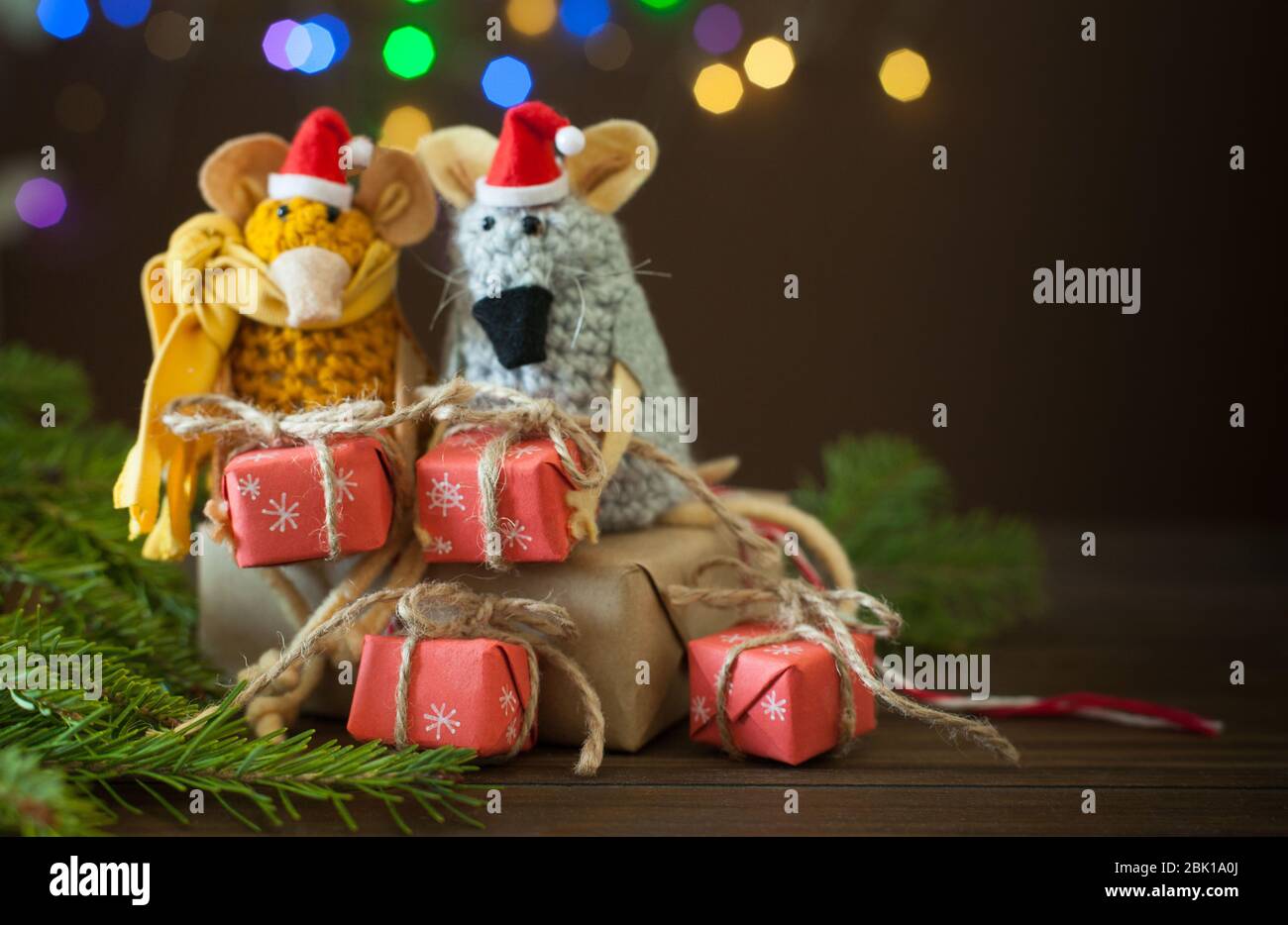 Ratas tejidas de hilo en gorras de Navidad. Cajas de regalo, ramas de abeto y guirnalda de Navidad Fotografía de stock - Alamy Ratas tejidas de hilo en gorras de Navidad. Cajas de regalo, ramas de abeto y guirnalda de Navidad Fotografía de stock - Alamy