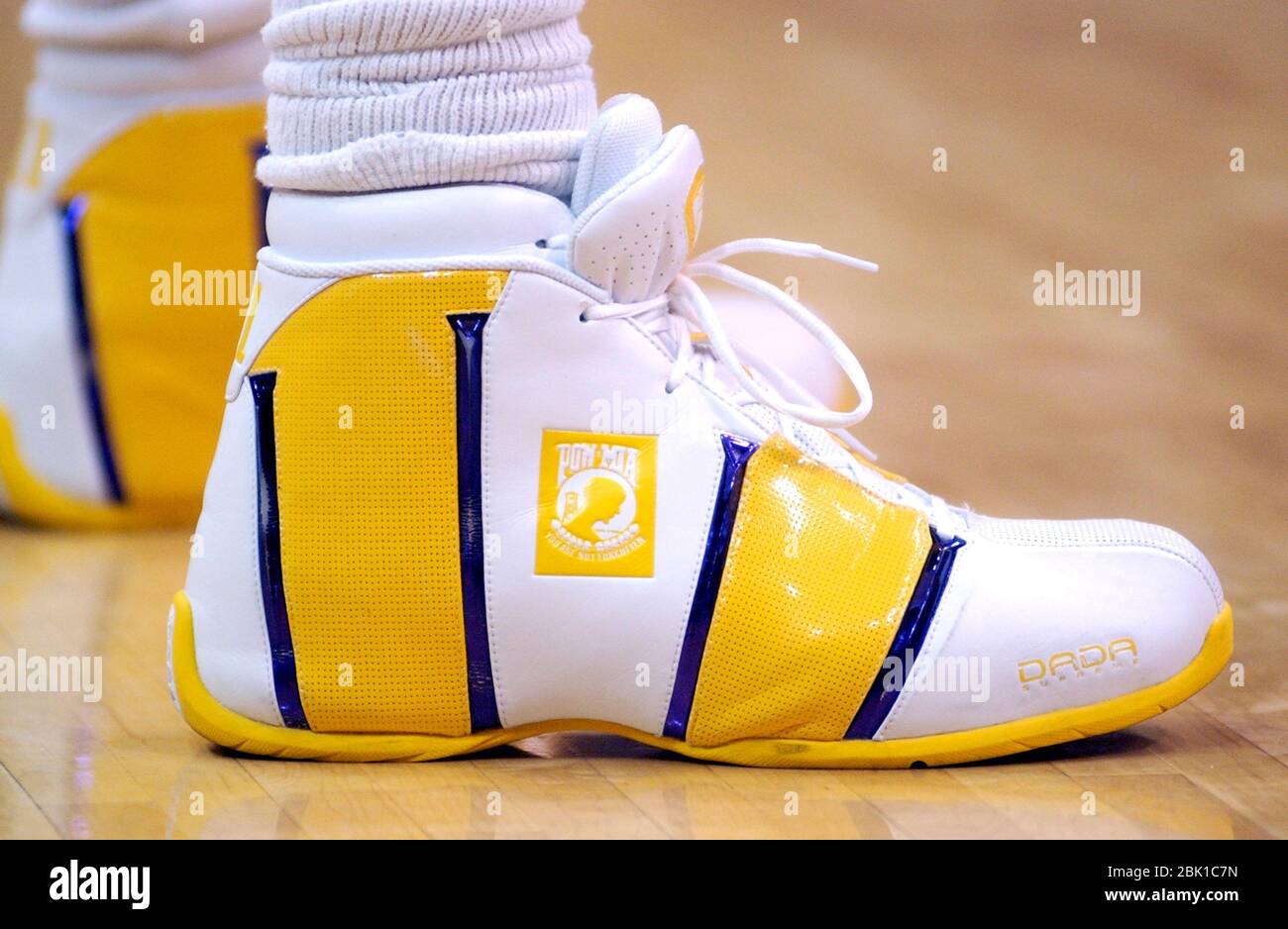 Los Angeles, Estados Unidos. 19 de diciembre de 2003. Vista detallada de  los Dada Supreme Shoes de los Angeles Lakers Forward Karl Malone durante un  partido de baloncesto de la NBA contra