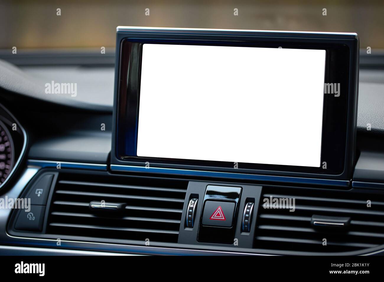 Monitor en el vehículo pantalla en blanco aislada para mapas de navegación  y cámara de visión trasera GPS y asistente de estacionamiento. Aislado  sobre blanco con la ruta de recorte Car disp