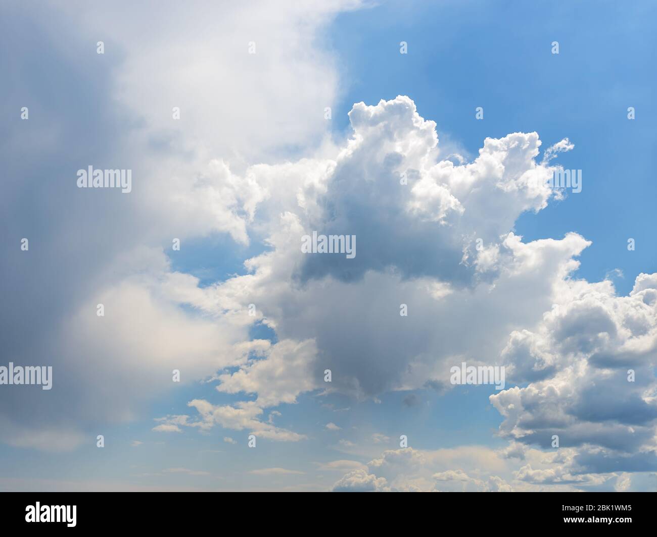 Nubes Blancas Y Esponjosas De Cumulos Flotando Lentamente Una Por Una En Lo Alto Del Cielo Azul En Un Dia Soleado Meteorologia Tiempo Y Diferentes Tipos De Nubes Fotografia De Stock