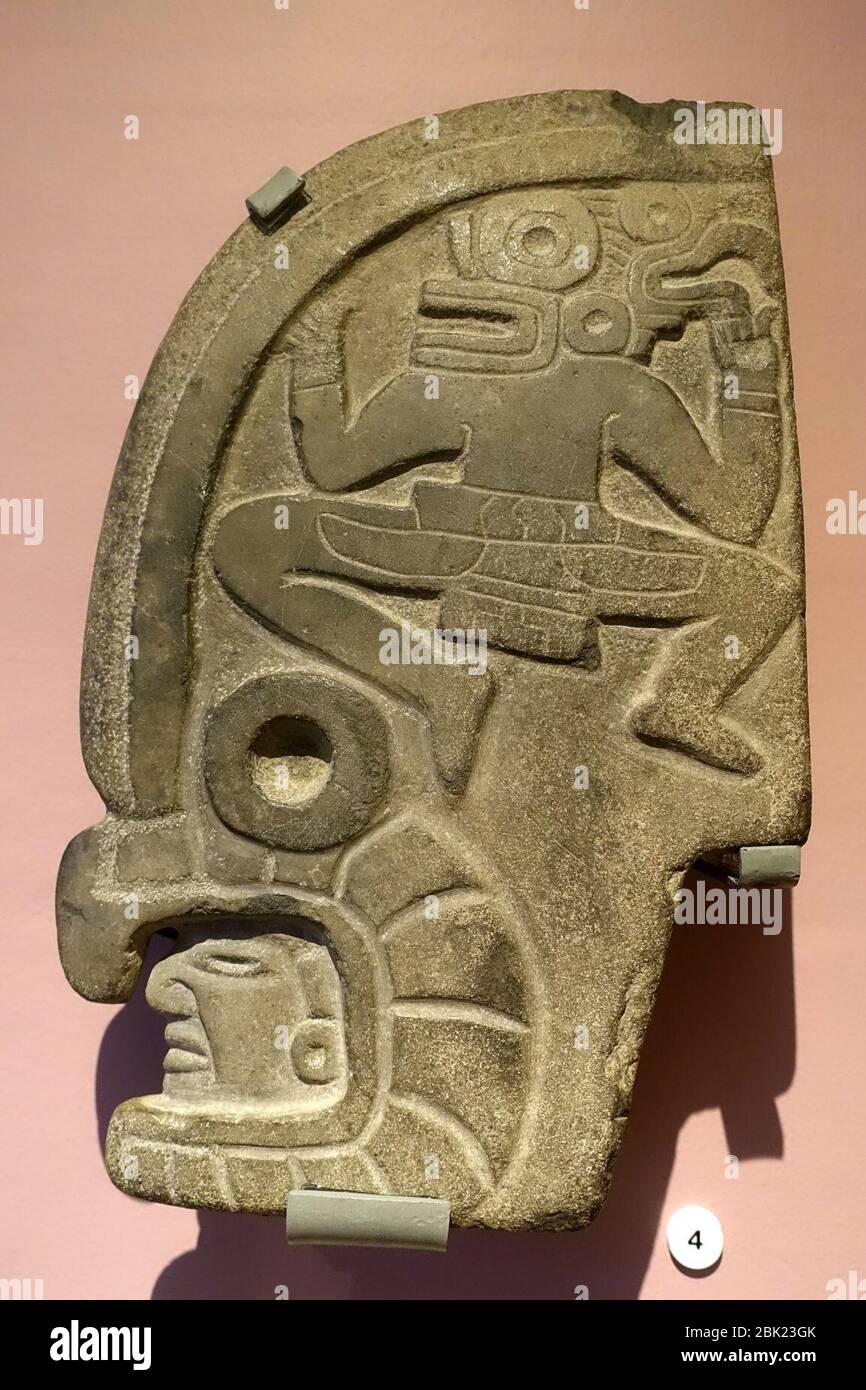 Cabeza humana con casco de pájaro, Maya, México, Veracruz, 700-900 AD,  piedra - Mesoamericano Fotografía de stock - Alamy