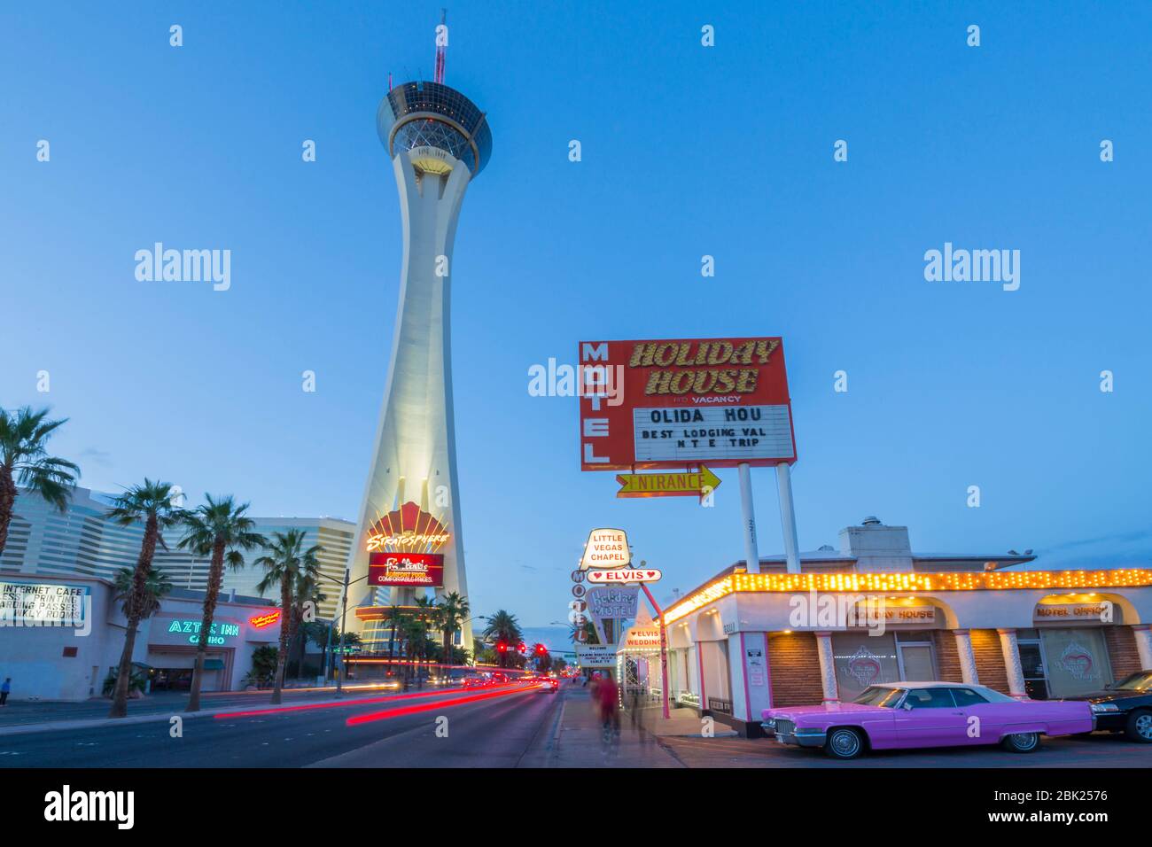 Vista del Holiday House Motel y la Torre Stratosphere al atardecer, el Strip, las Vegas Boulevard, las Vegas, Nevada, Estados Unidos, Norteamérica Foto de stock
