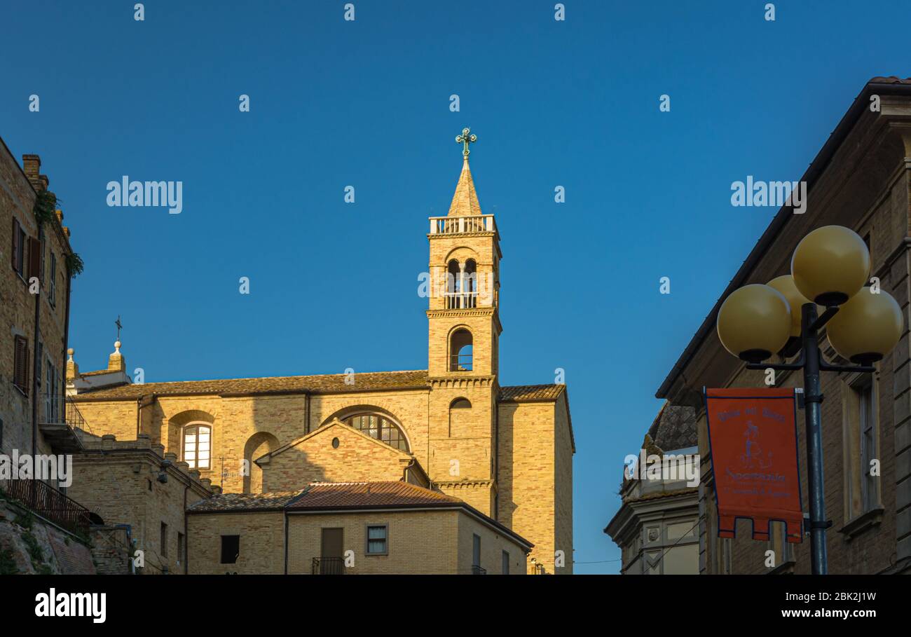 Acquaviva Picena un pequeño pueblo en la provincia de Ascoli Piceno, región Marche en Italia. Torre cívica de Acquaviva Picena. Foto de stock