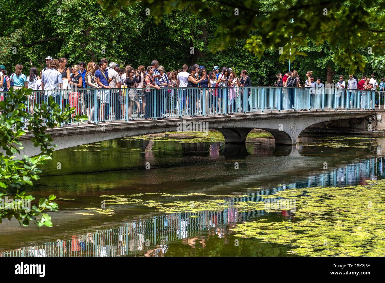 Puente peatonal del parque St James lleno de turistas y visitantes en un día de verano, Londres, Inglaterra, Reino Unido. Foto de stock