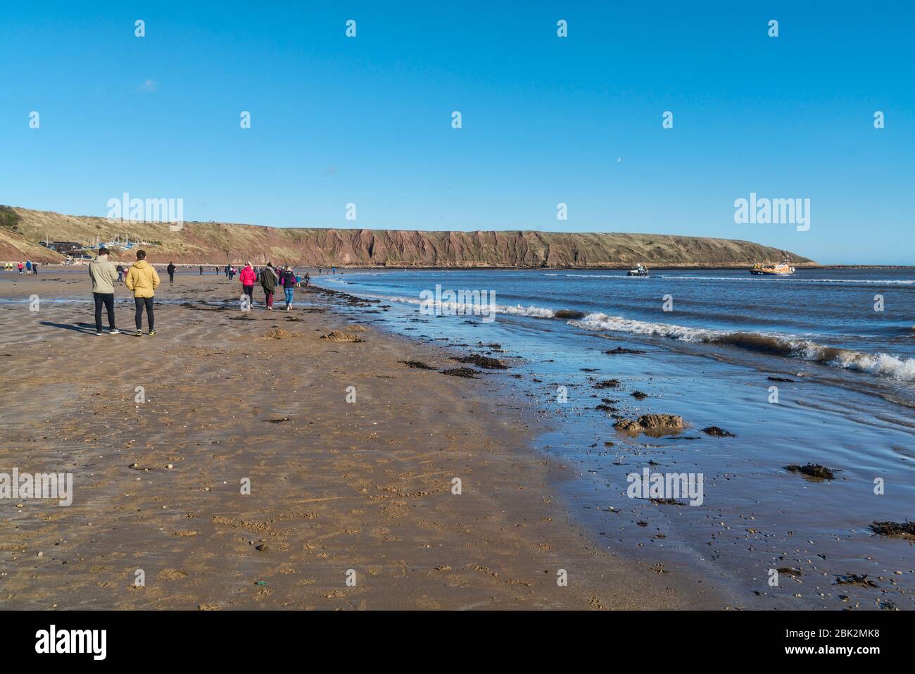 Filey Bay, paseo marítimo, playa, otoño, costa de Yorkshire del Norte, Inglaterra, Reino Unido Foto de stock