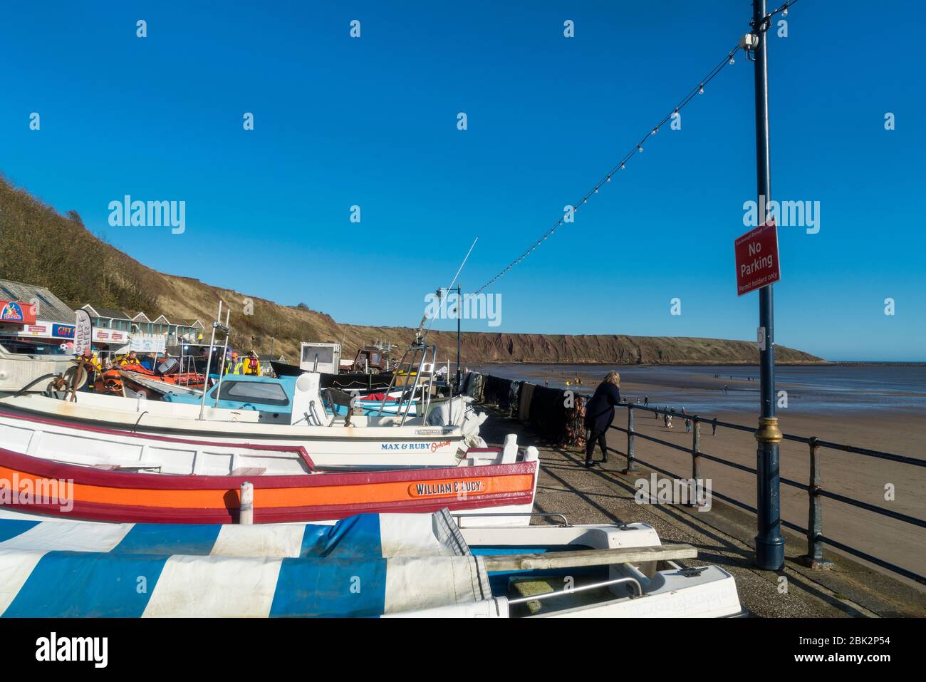 Filey Bay, paseo marítimo, barcos, playa, otoño, costa de Yorkshire del Norte, Inglaterra, Reino Unido Foto de stock