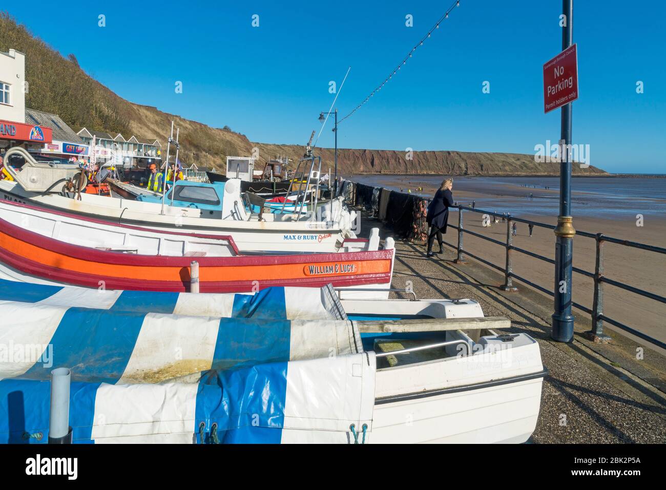Filey Bay, paseo marítimo, barcos, playa, otoño, costa de Yorkshire del Norte, Inglaterra, Reino Unido Foto de stock