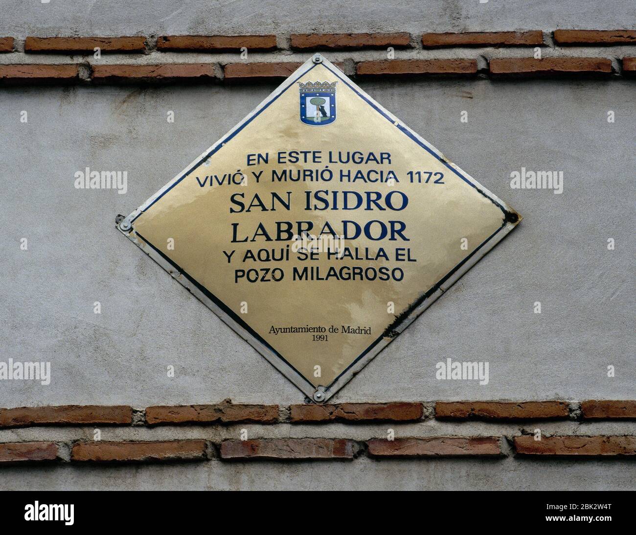 San Isidoro el obrero (c. 1070-1130). Placa conmemorativa situada junto al Ayuntamiento de Madrid en 1991, en la fachada de la casa donde vivió y murió el santo alrededor de 1172. Madrid, España. Foto de stock