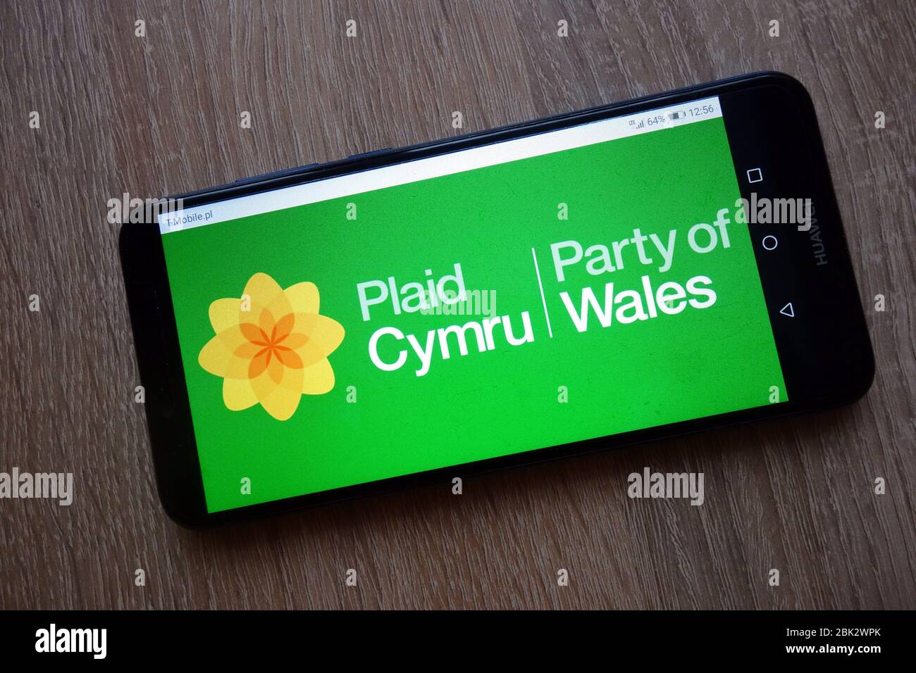 El logotipo del partido político Plaid Cymru se muestra en el smartphone Foto de stock