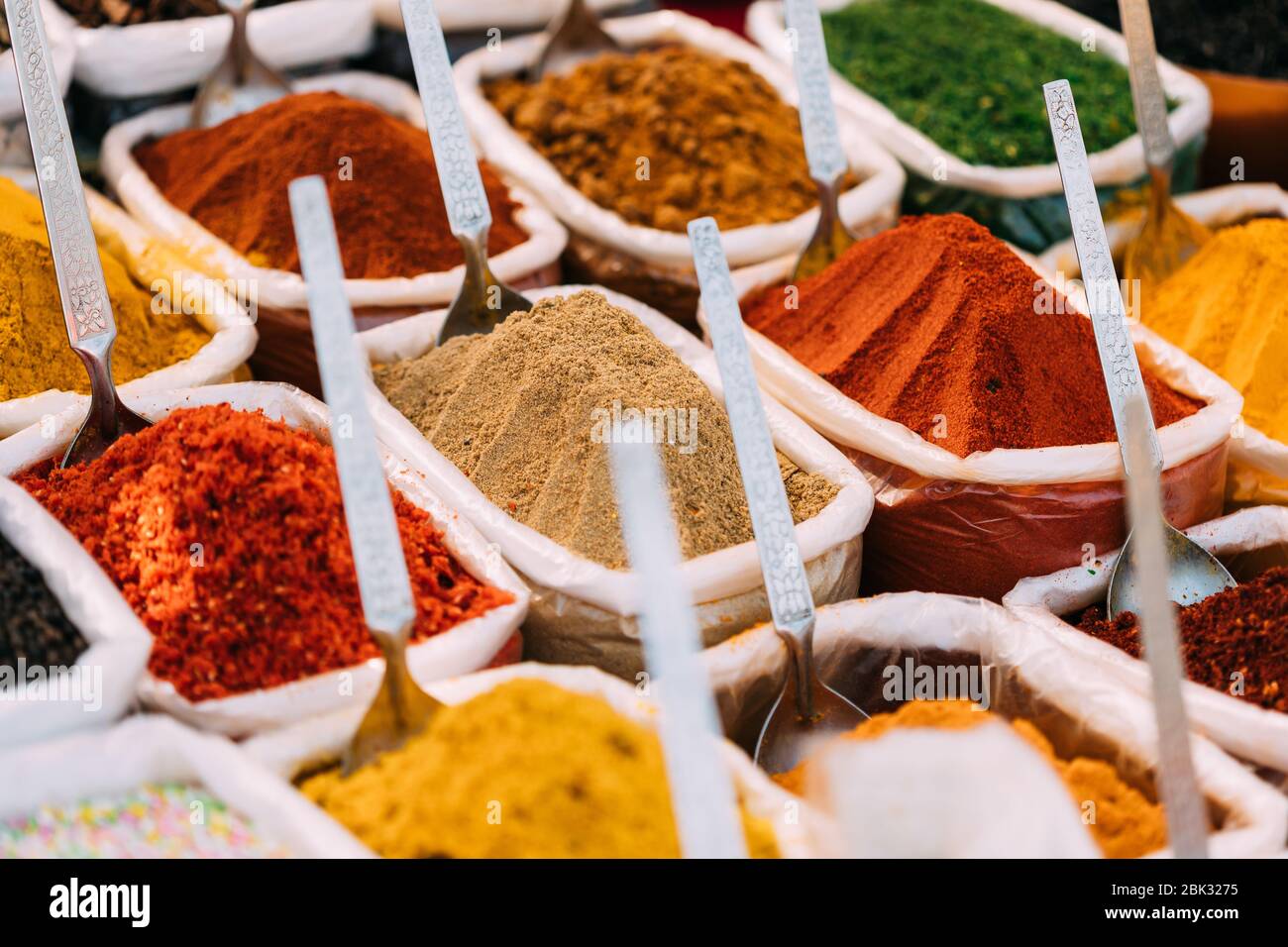 Close View of Masala Curry, Bright Colors Frabrante Seasoning, Condiment in Bags on local Food Market, Bazaar. Foto de stock