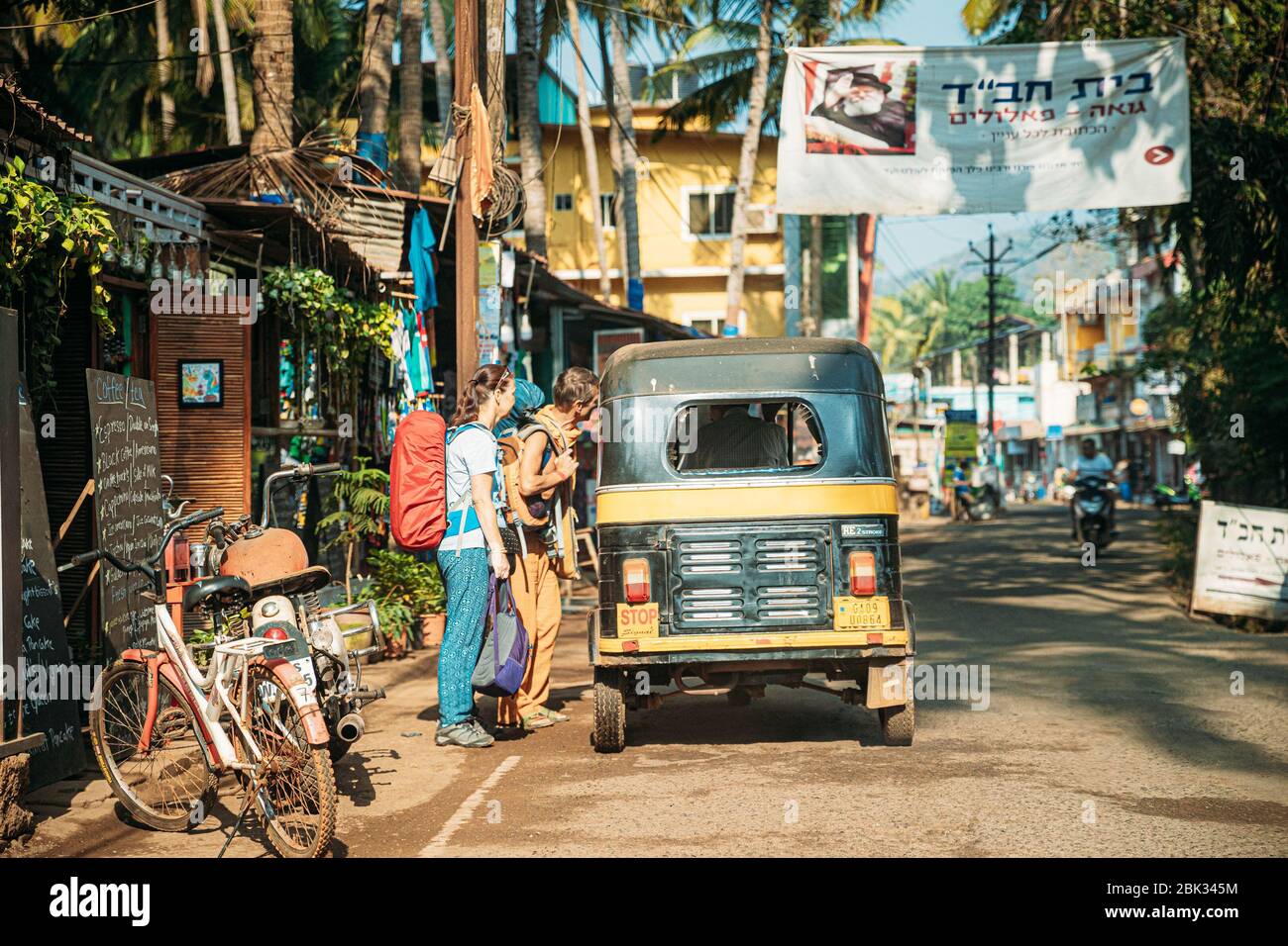 Patnem, Goa, India - 16 de febrero de 2020: Los turistas están de acuerdo con el conductor de Auto Rickshaw o Tuk-tuk por el precio Foto de stock