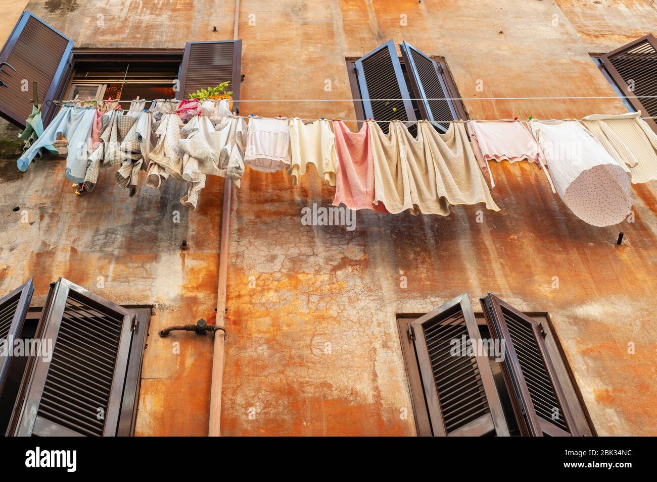 Tendedero de ventana exterior Fotografía de stock - Alamy