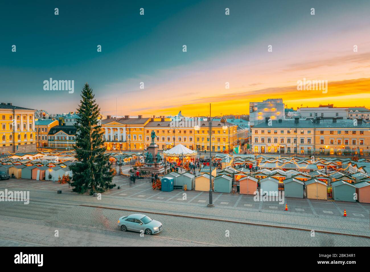 Helsinki, Finlandia - 10 de diciembre de 2016: Mercado de Navidad con árbol de Navidad en la Plaza del Senado en Sunset Sunrise. Foto de stock