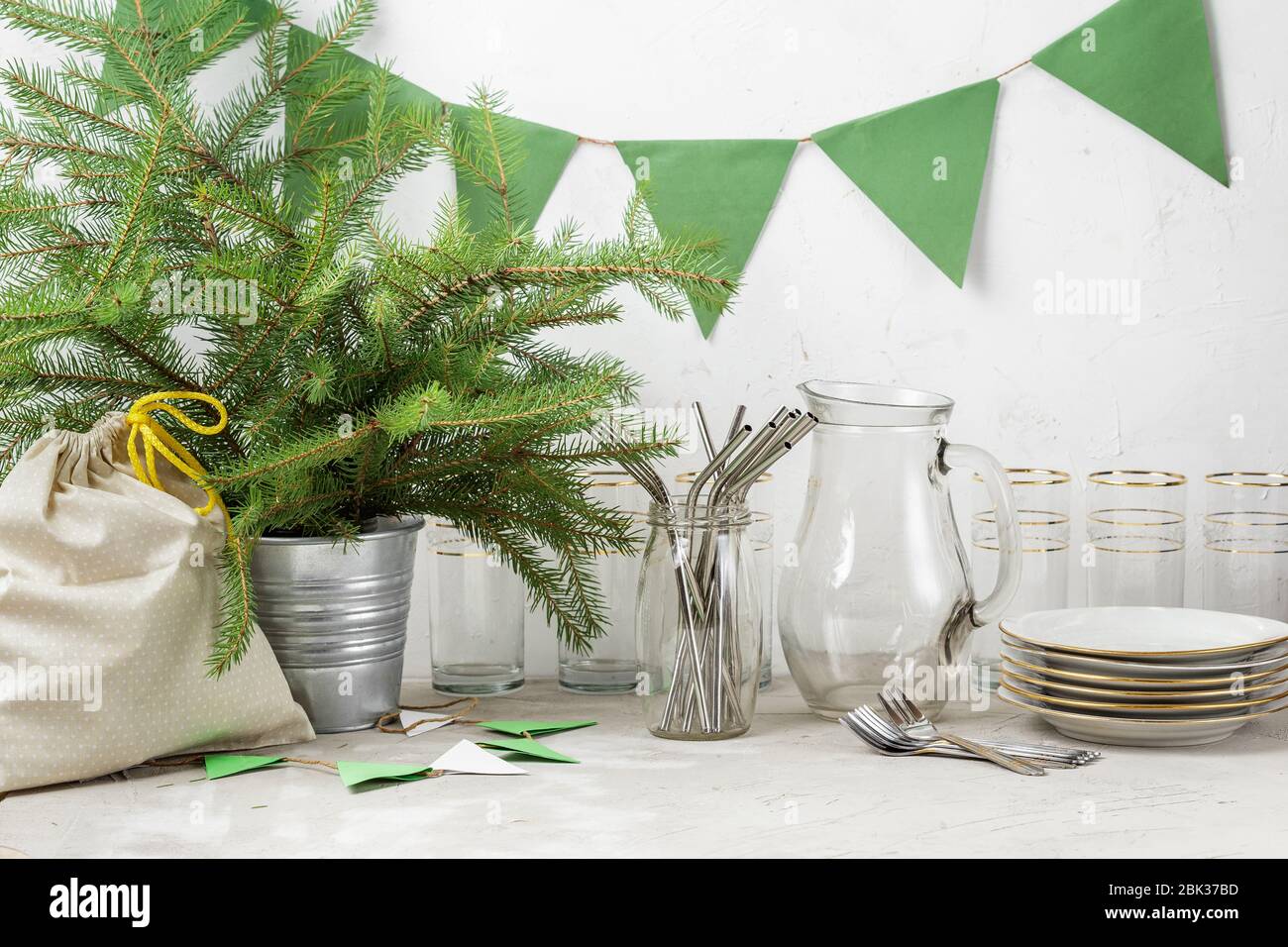 Pajitas reutilizables, cristal para beber y platos banderas de papel, y regalo en bolsa de tela preparada para la fiesta ecológica de Navidad o año Nuevo sin residuos Foto de stock
