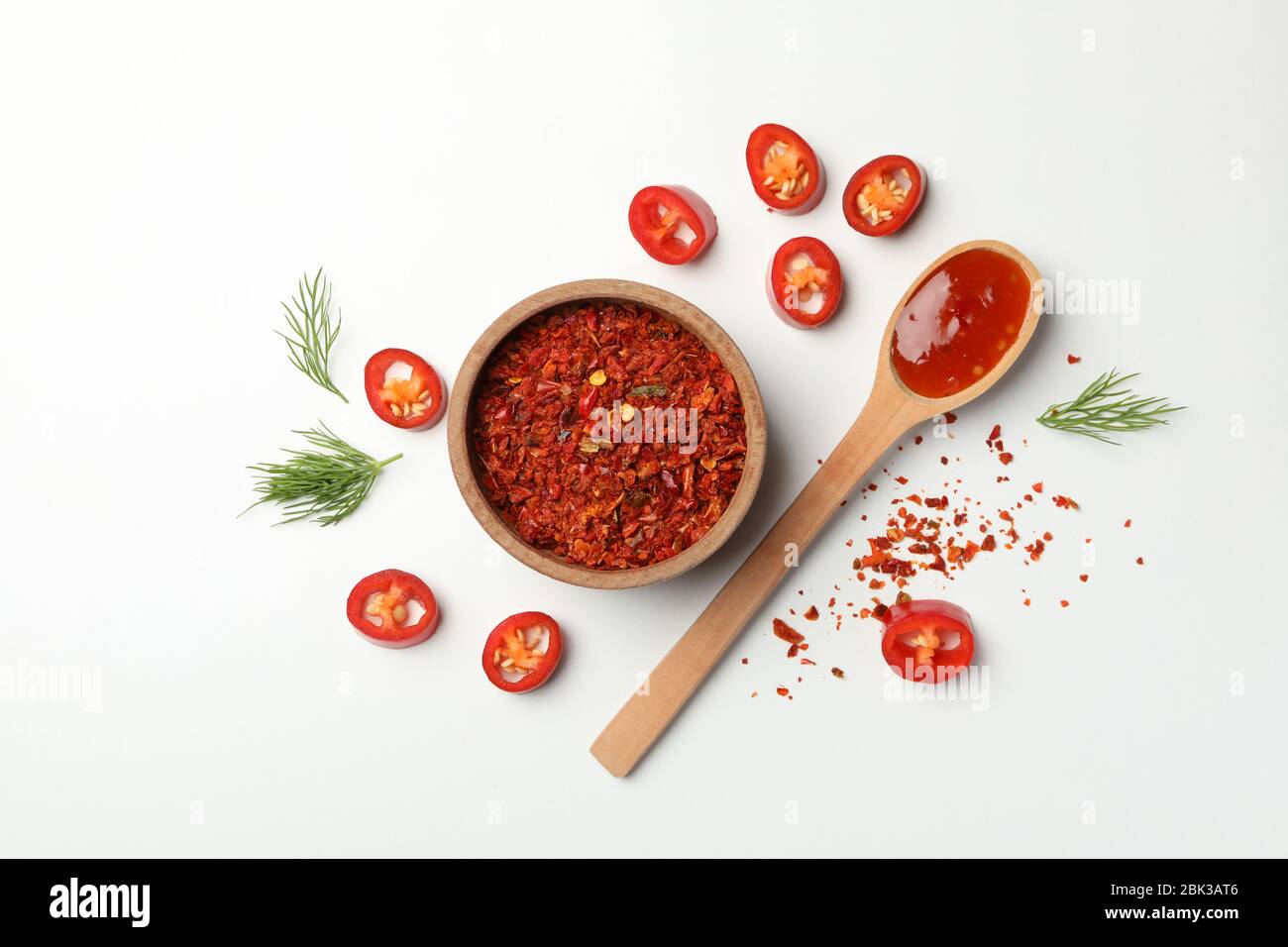 Composición con Chile, especias y salsa sobre fondo blanco Foto de stock