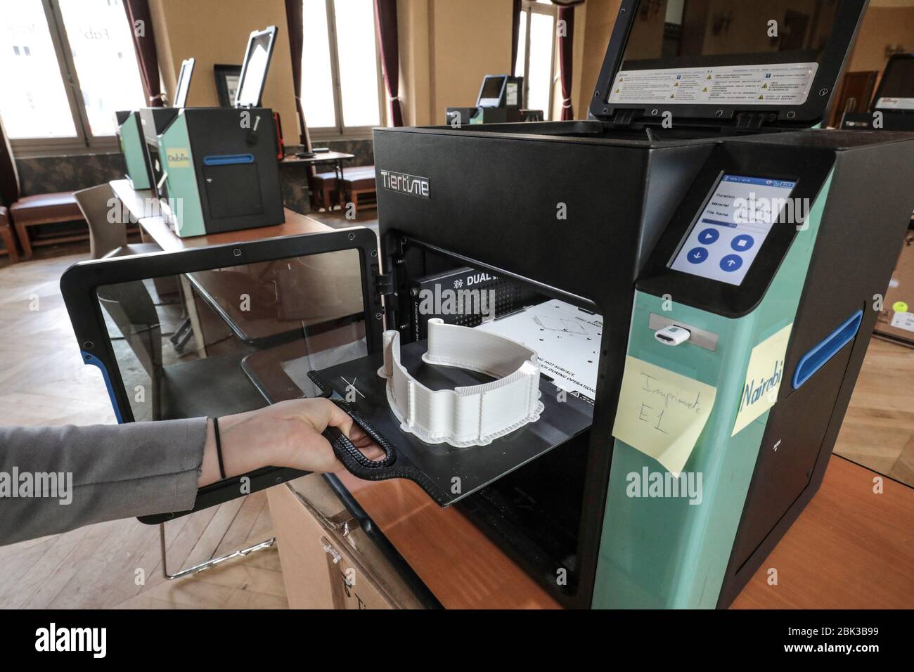 VEINTE IMPRESORAS 3D ESTÁN HACIENDO VISERAS PROTECTORAS EN UN AYUNTAMIENTO DE PARÍS Foto de stock